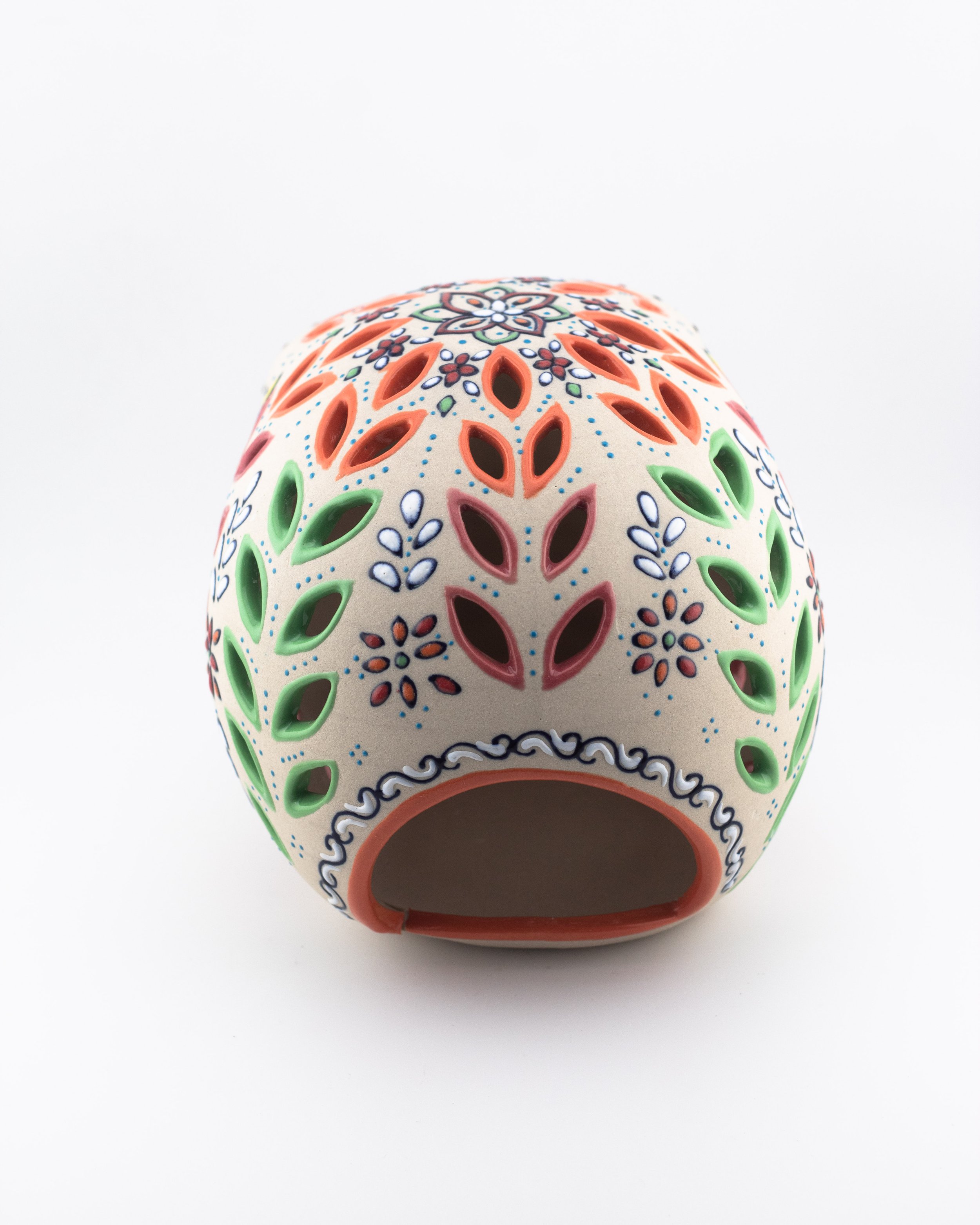 Calavera mexicana de cerámica artesanal decorativa con calado para colocar vela en el interior.