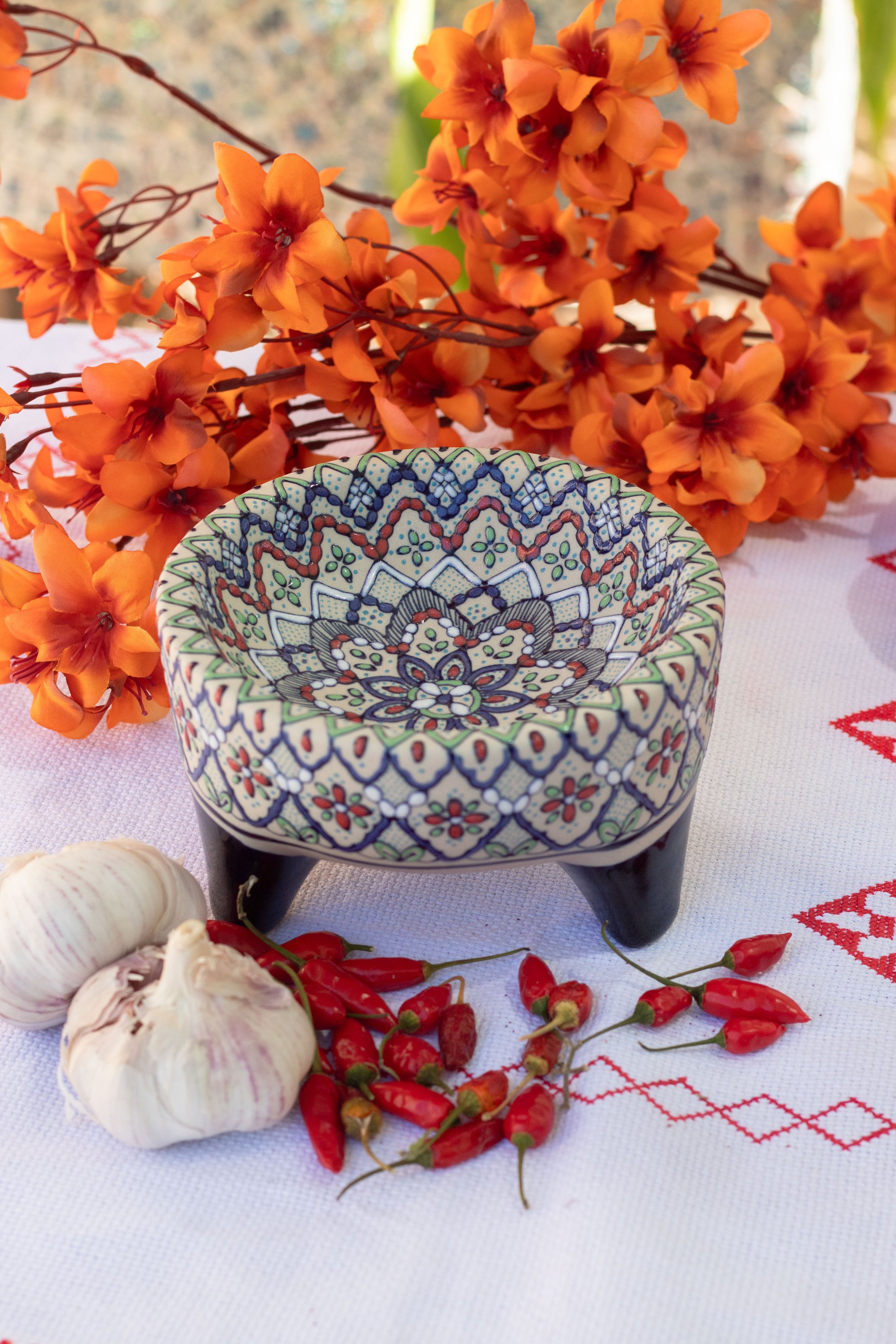 Molcajete decorativo colores mexicano tradicional, cerámica artesanal, hecho a mano.
