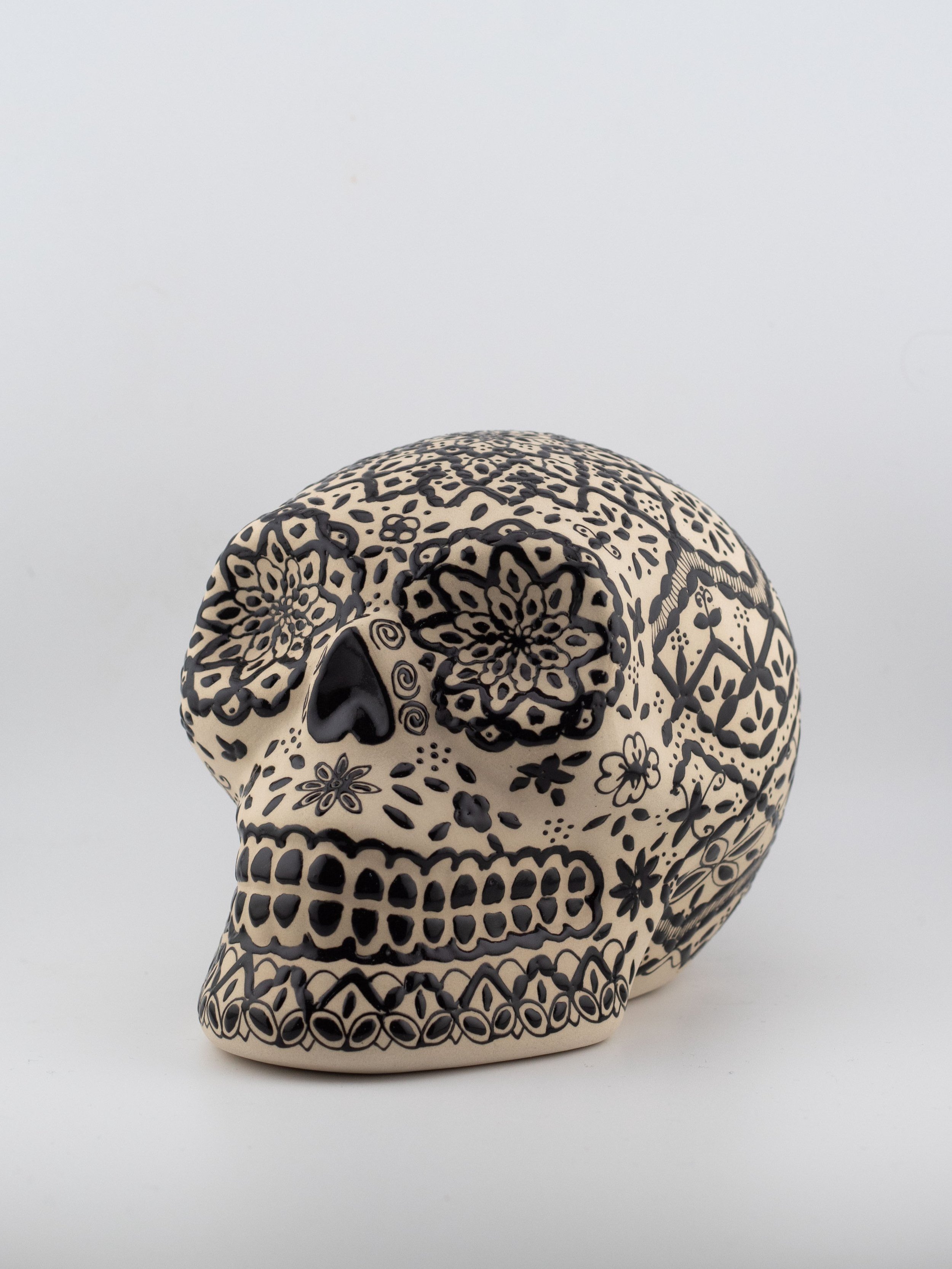 Calavera decorativa mexicana artesanal, hecha a mano, blanco y negro.