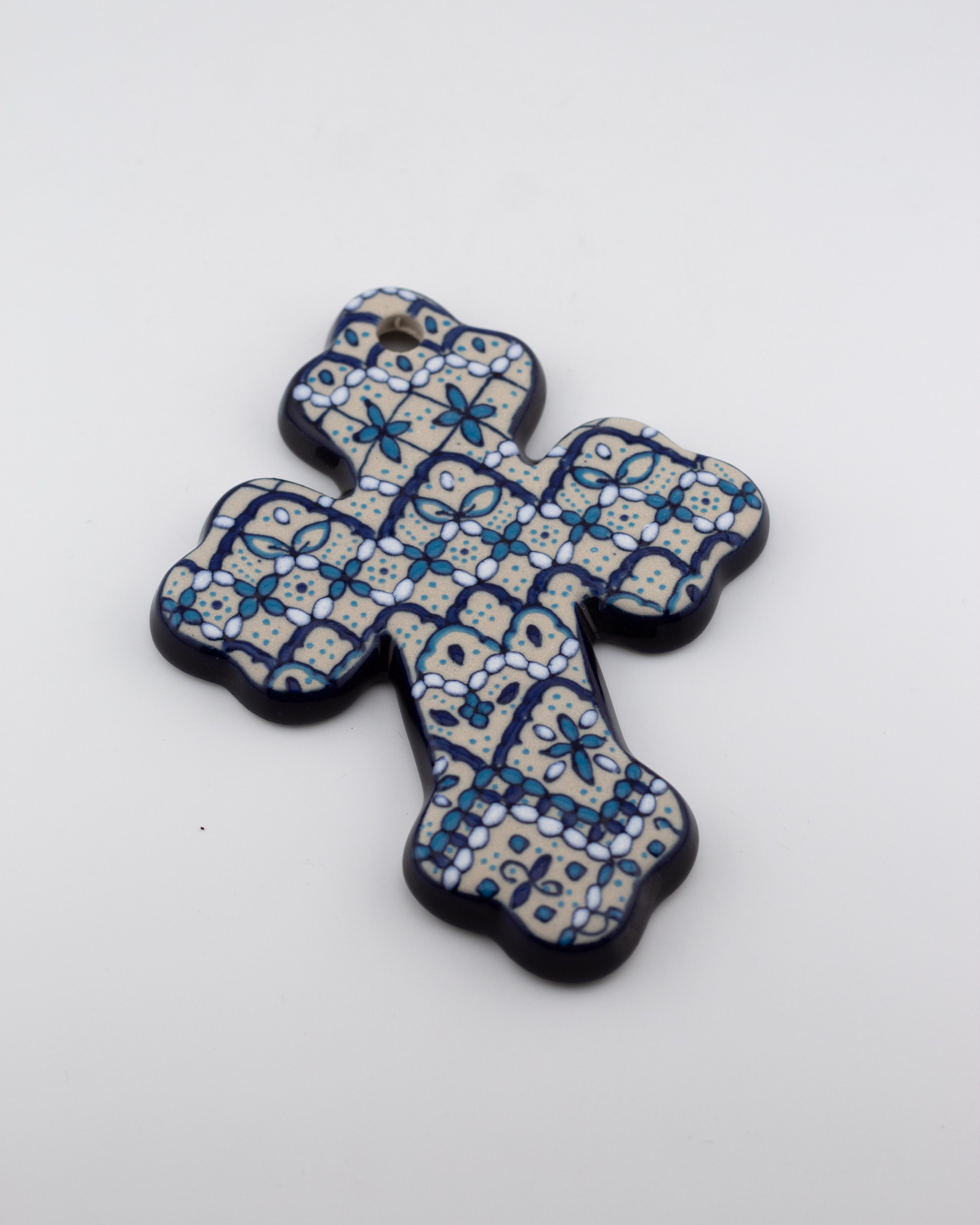 Cruz mexicana de cerámica artesanal con diseño original. Cruz para colgar en la pared.