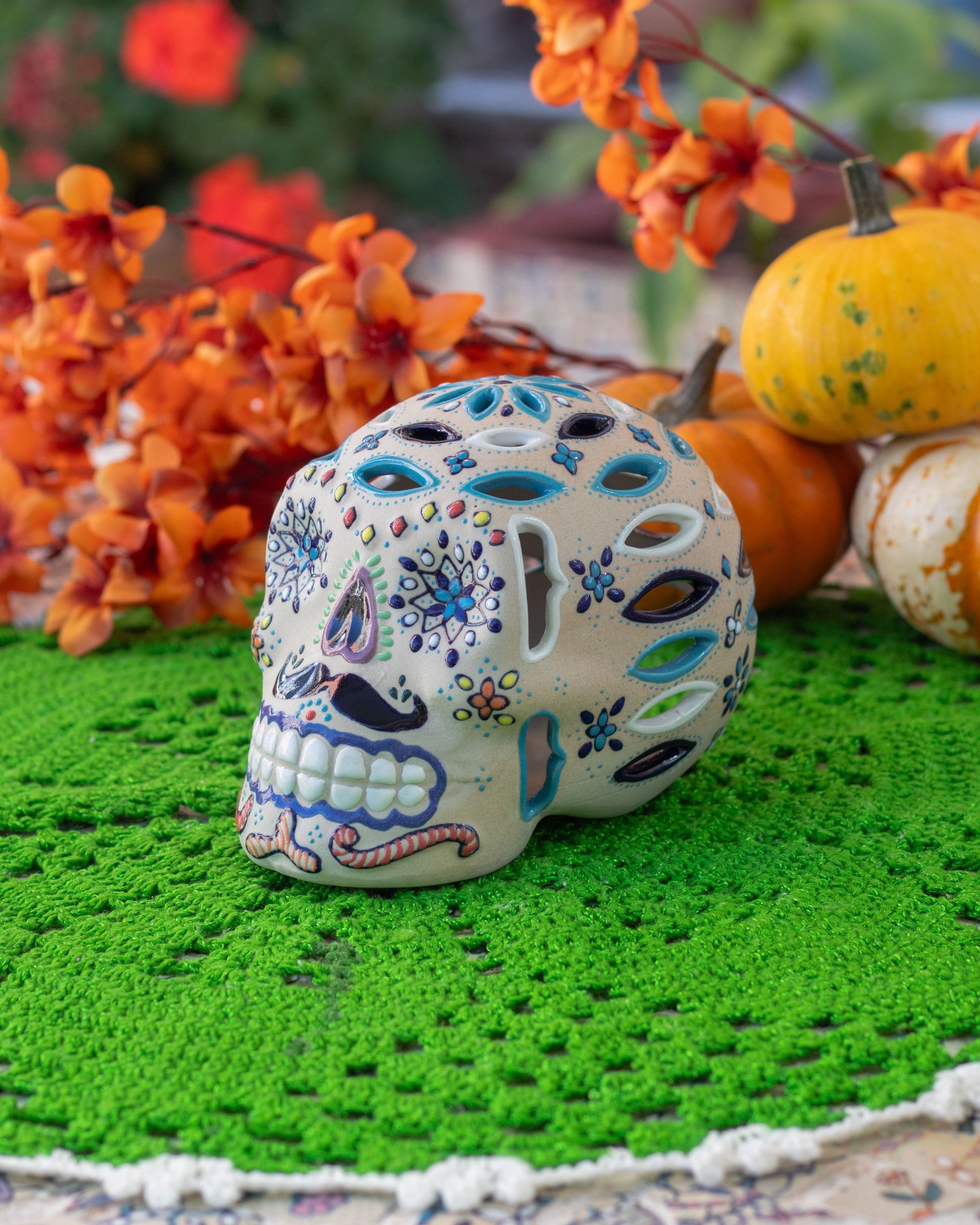Eva Servin Ceramica. Calavera mexicana de cerámica artesanal decorativa con calado para colocar vela en el interior.