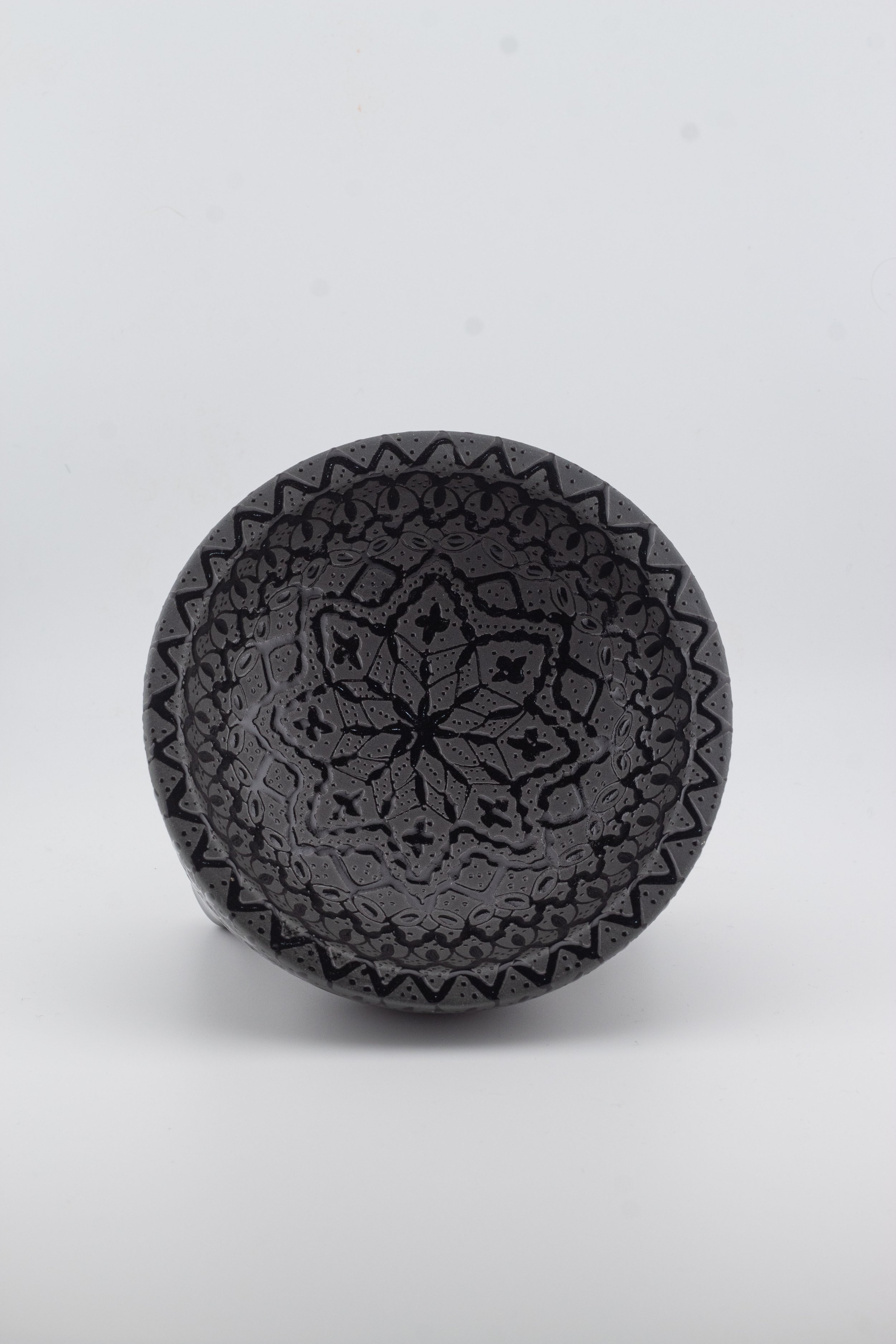 Molcajete decorativo negro mexicano tradicional, cerámica artesanal, hecho a mano.