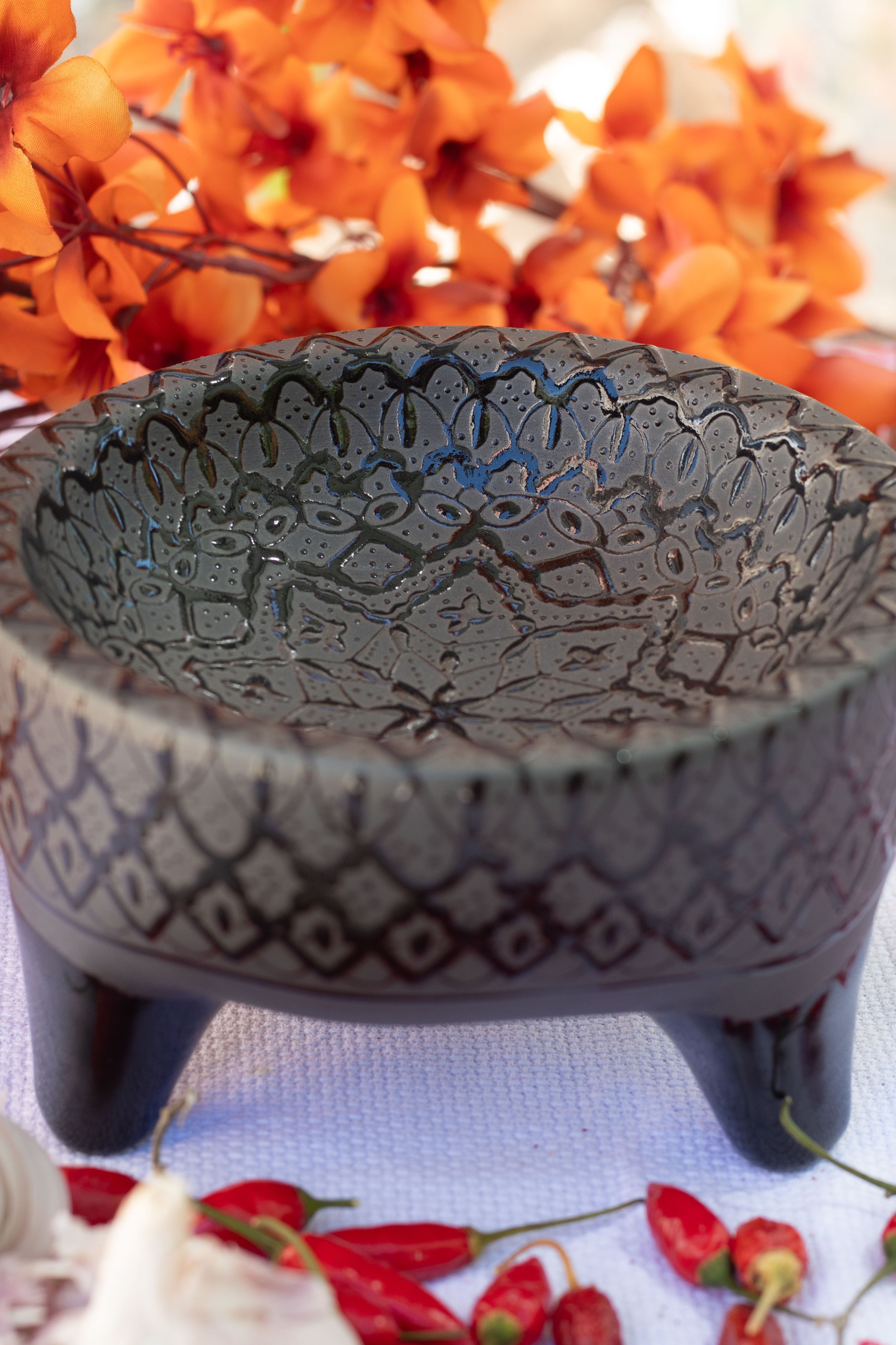 Molcajete decorativo negro mexicano tradicional, cerámica artesanal, hecho a mano.