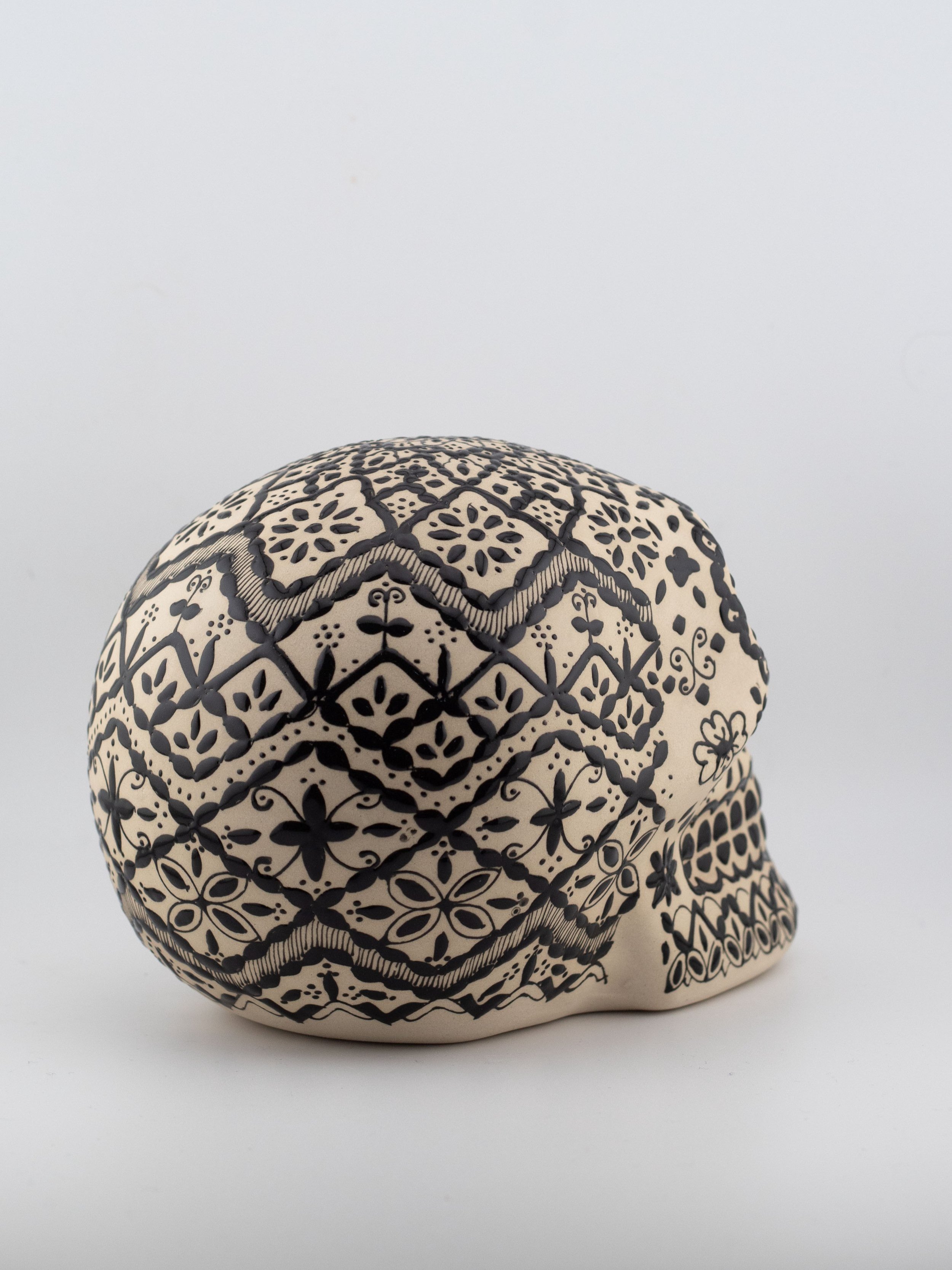 Calavera decorativa mexicana artesanal, hecha a mano, blanco y negro.