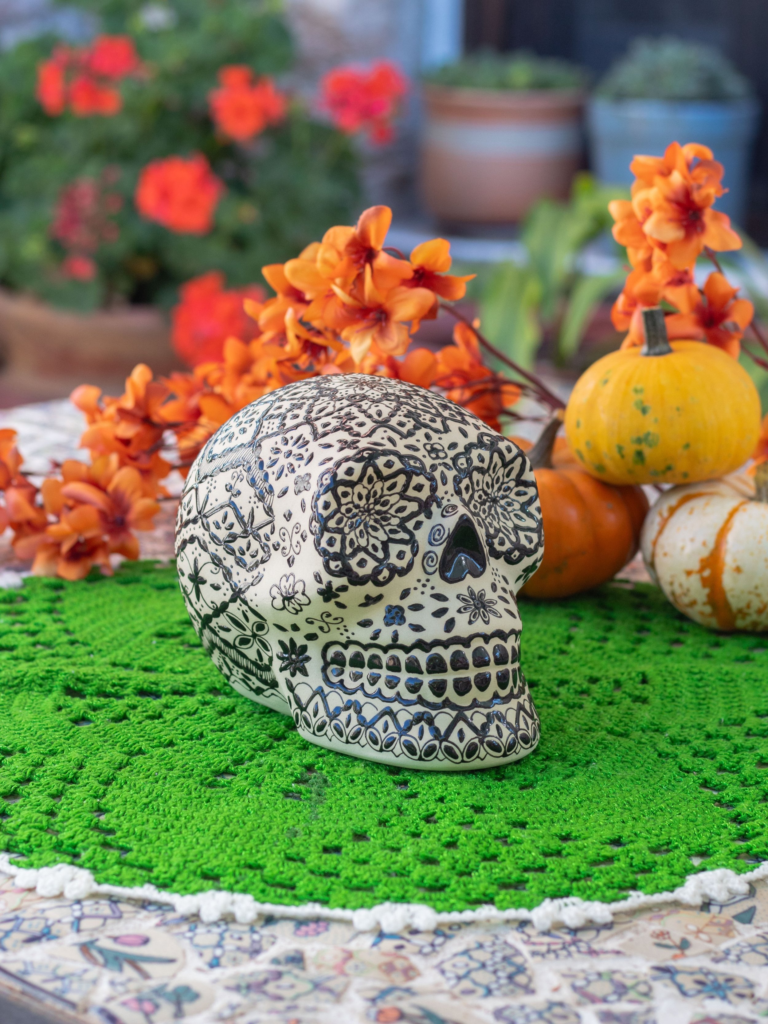 Calavera decorativa mexicana artesanal, hecha a mano, blanco y negro.