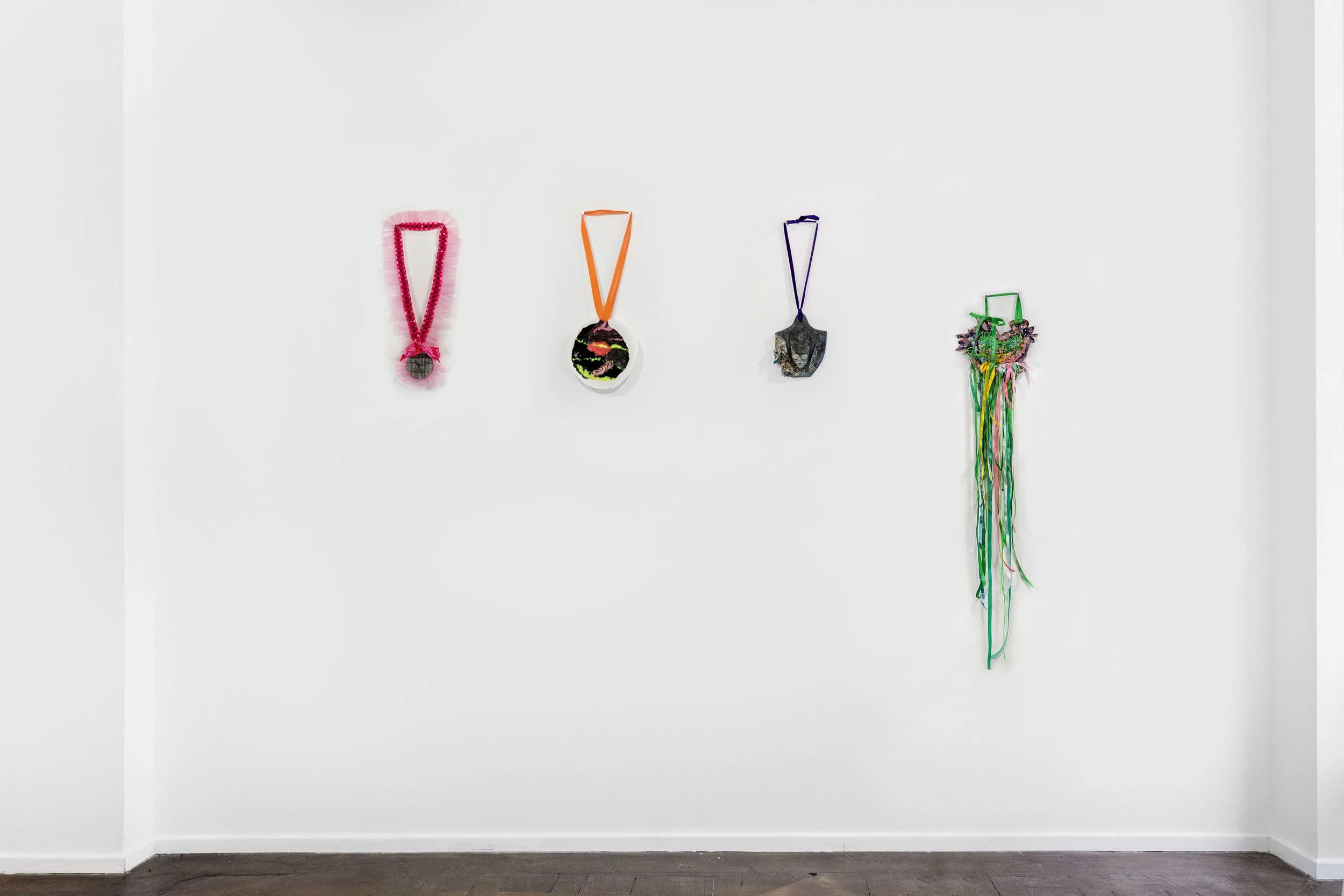 Vue de l'exposition Palmarès, Galerie Julie Caredda, Paris, crédit photo AllisonBorgo