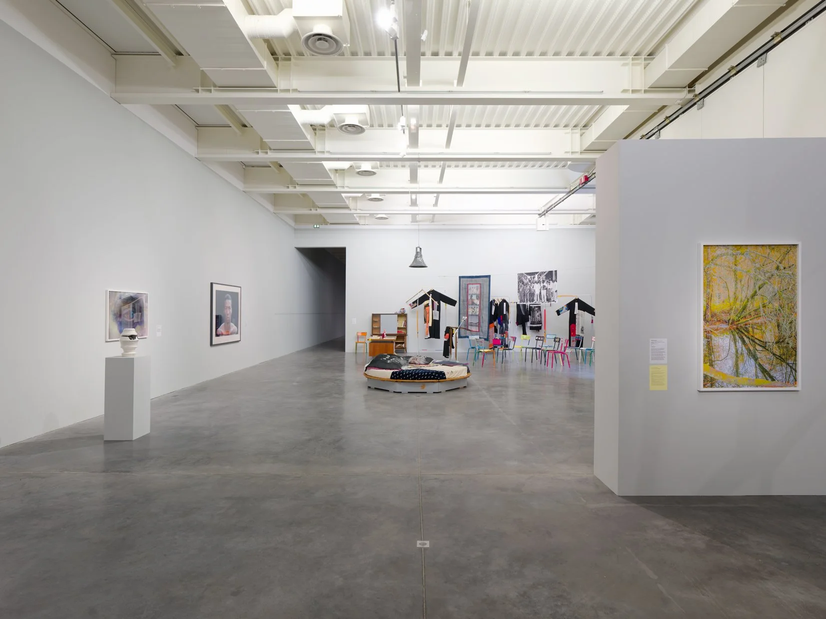  Vue de l'exposition Invisibles, 2025, Frac Bretagne, Rennes. Crédit photo : Aurélien Mole