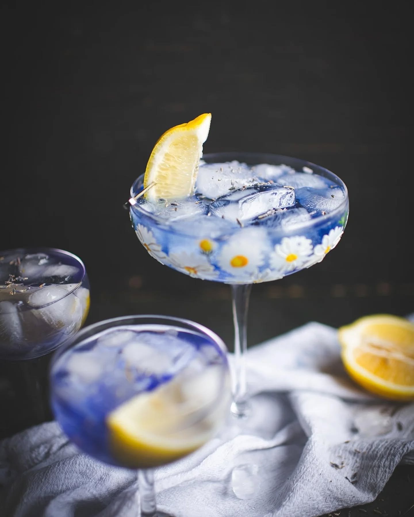 🍋🪻💜 Limoncello Spritz &agrave; la lavande &mdash; le genre de verre qui go&ucirc;te le soleil, m&ecirc;me &agrave; l'ombre.

Nouvelle recette Sarah Ap&eacute;ro x Le Coup de Gr&acirc;ce 🫶🏼

🌿☀️ Un cocktail floral, frais et lumineux, &agrave; ba