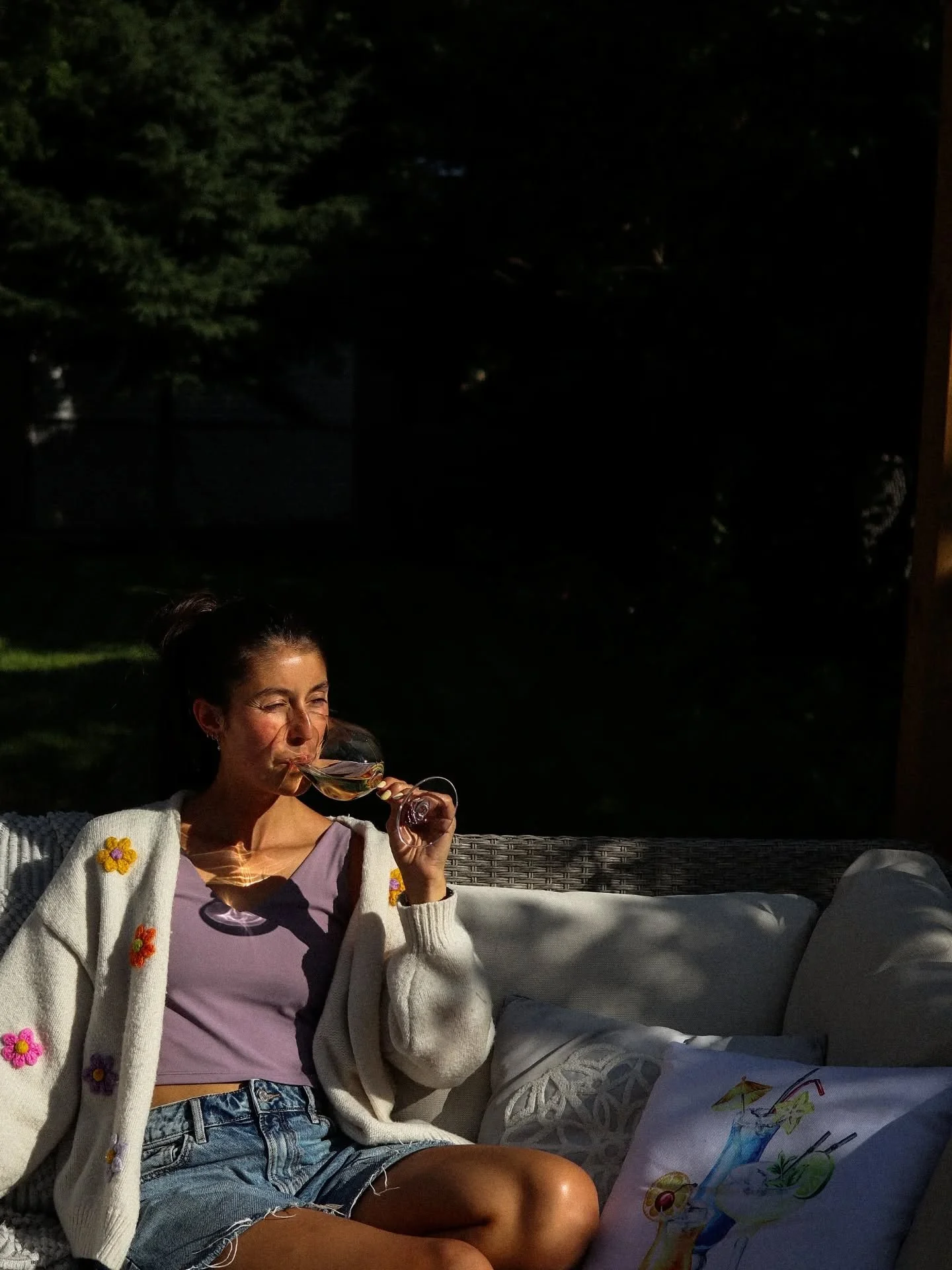 🌞 Golden hour + Sauvignon blanc
Meilleure fa&ccedil;on de boucler l'&eacute;t&eacute; ✨ avec un 5@7 entre potes!

Un verre frais, le soleil 🥂 Cheers &agrave; cette belle saison qu'on prolonge une gorg&eacute;e &agrave; la fois 🦋

Lien de mon artic
