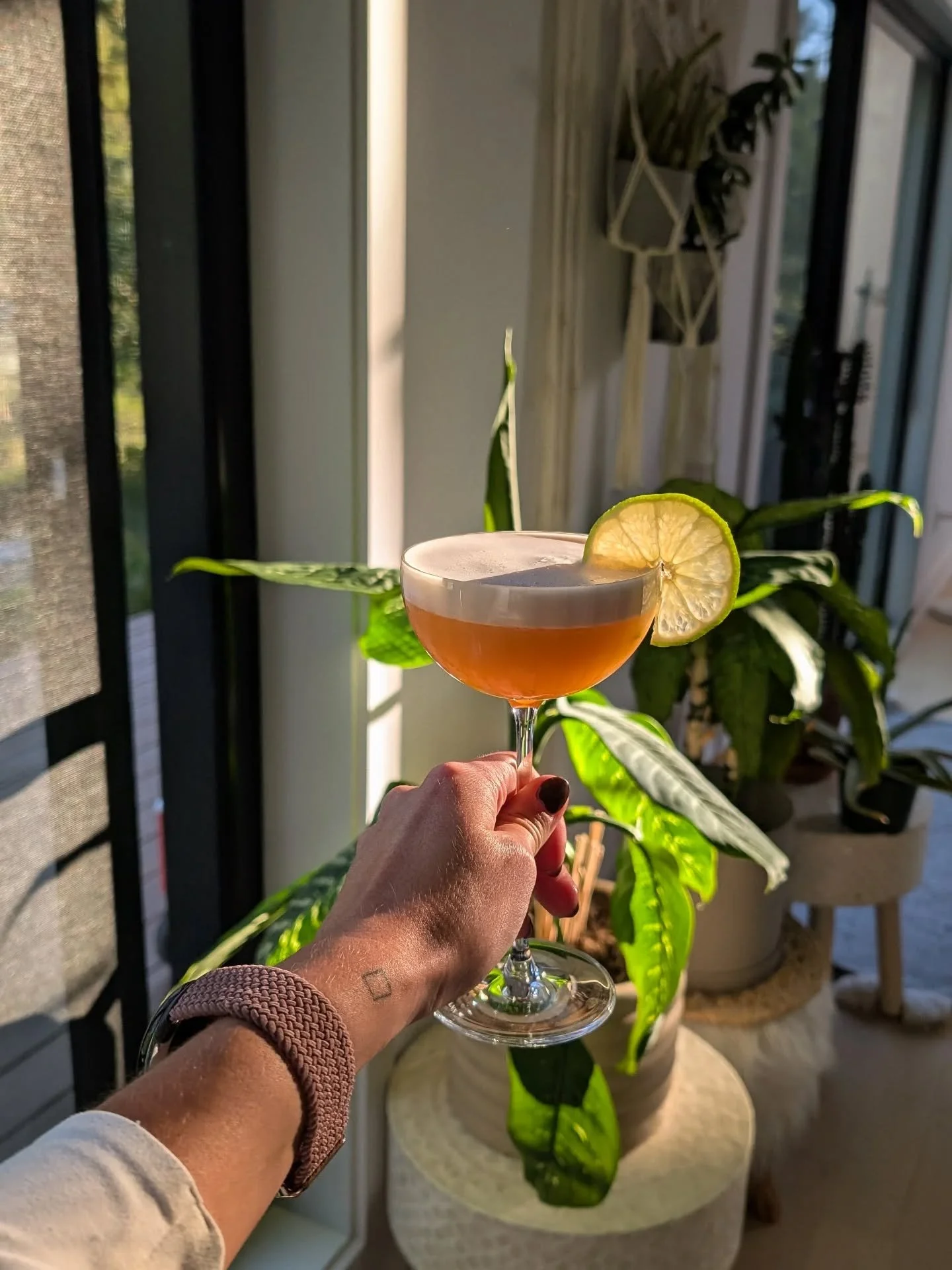 🍂 Golden hour d&rsquo;automne &rarr; &ccedil;a donne toujours soif, surtout avec une blanche estivale twist&eacute;e &agrave; la cl&eacute;mentine.
Parce que m&ecirc;me quand les feuilles rougissent, on a encore envie de soleil dans nos verres ✨🍊

