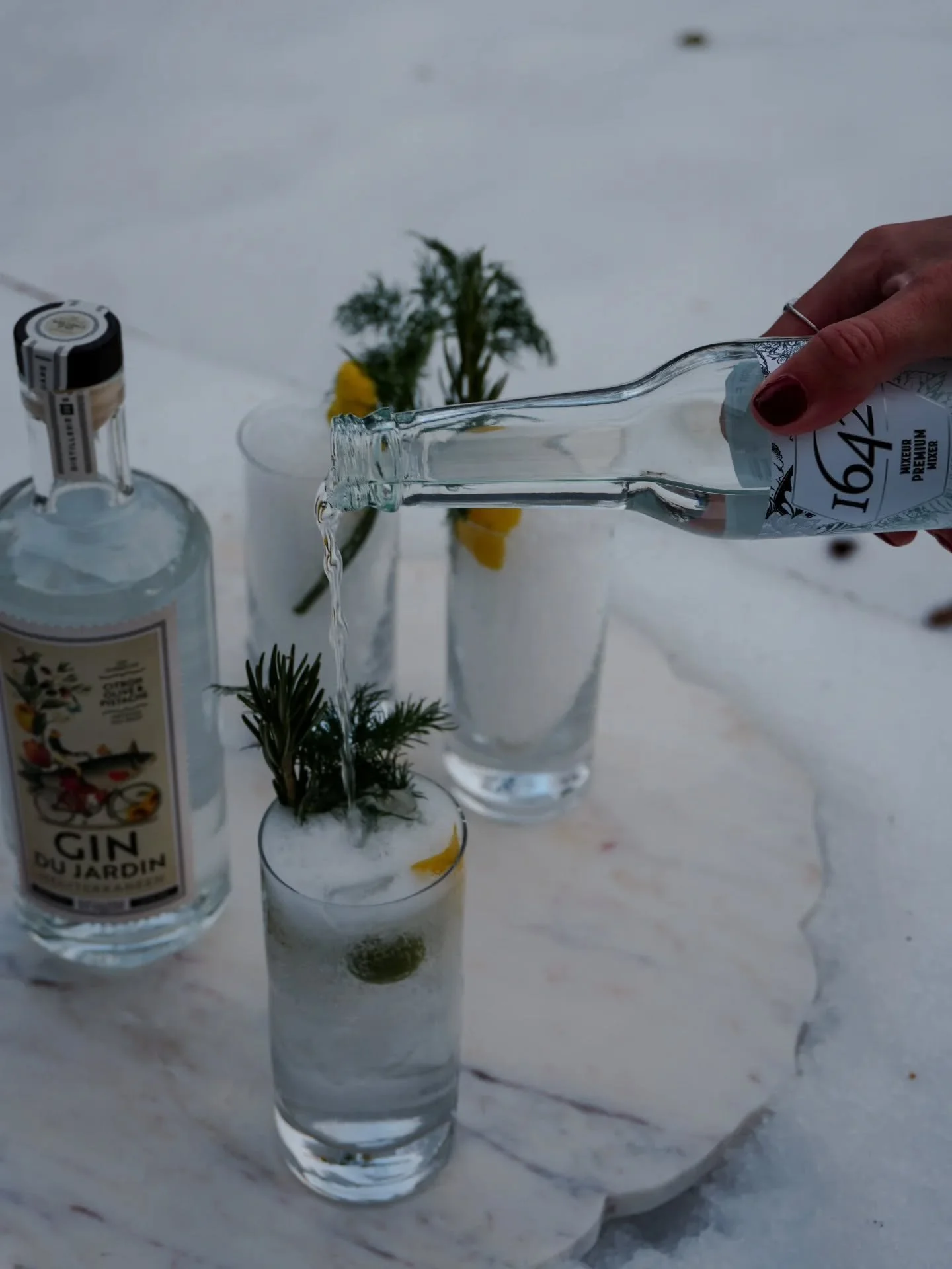 Un dirty martini&hellip; mais make it Mediterranean. 🍸🩵

De retour de Gr&egrave;ce depuis d&eacute;j&agrave; 2 semaines 🫒, j&rsquo;avais envie d&rsquo;un cocktail simple, salin, rafra&icirc;chissant, la rencontre parfaite entre mon amour des dirty