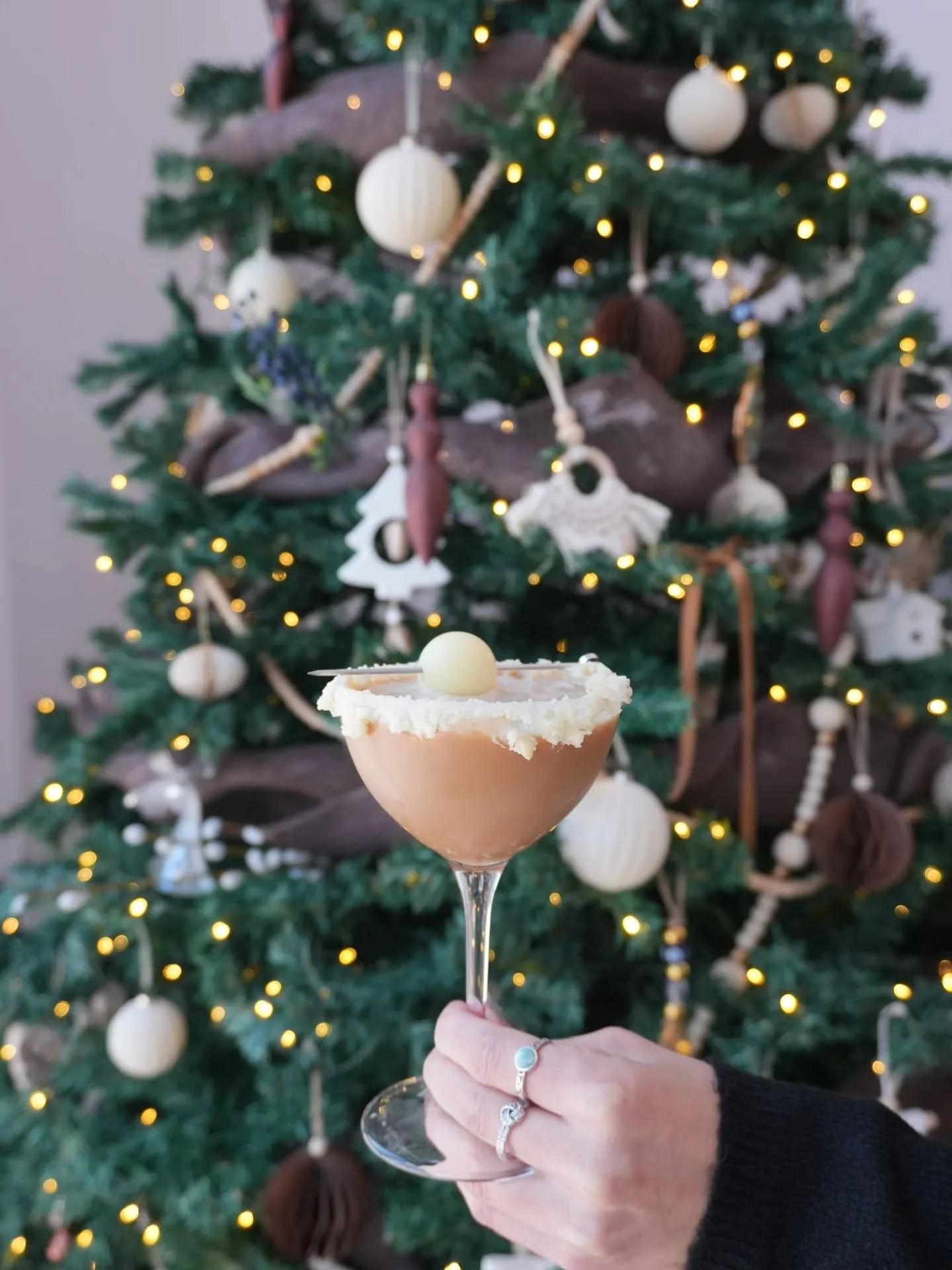 🤍🤎 L&rsquo;Espresso Martini version dessert.
☕Noix de macadam, chocolat blanc, caf&eacute; bien cors&eacute;&hellip; ce cocktail, c&rsquo;est litt&eacute;ralement la d&eacute;finition du danger! ⚠️

Tu peux utiliser l'Amaretto de ton choix, mais j'