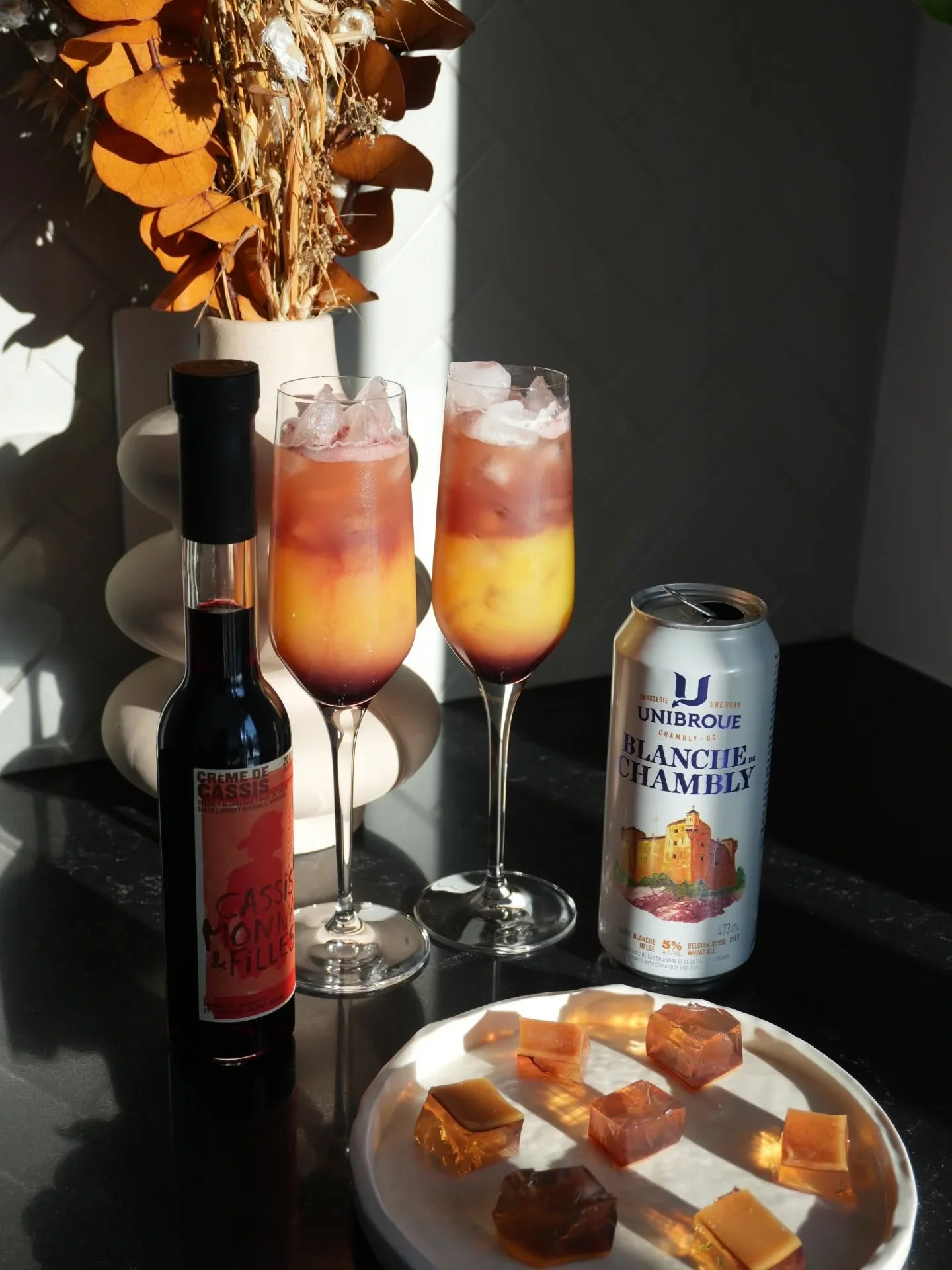 🎄🥂 Les F&ecirc;tes avec la Blanche de Chambly d&rsquo;@unibroue

🎁 La douce @agencefdm m&rsquo;a envoy&eacute; un colis des F&ecirc;tes en m&rsquo;invitant &agrave; tester deux cocktails &agrave; base de la Blanche de Chambly d&rsquo;Unibroue :
&b