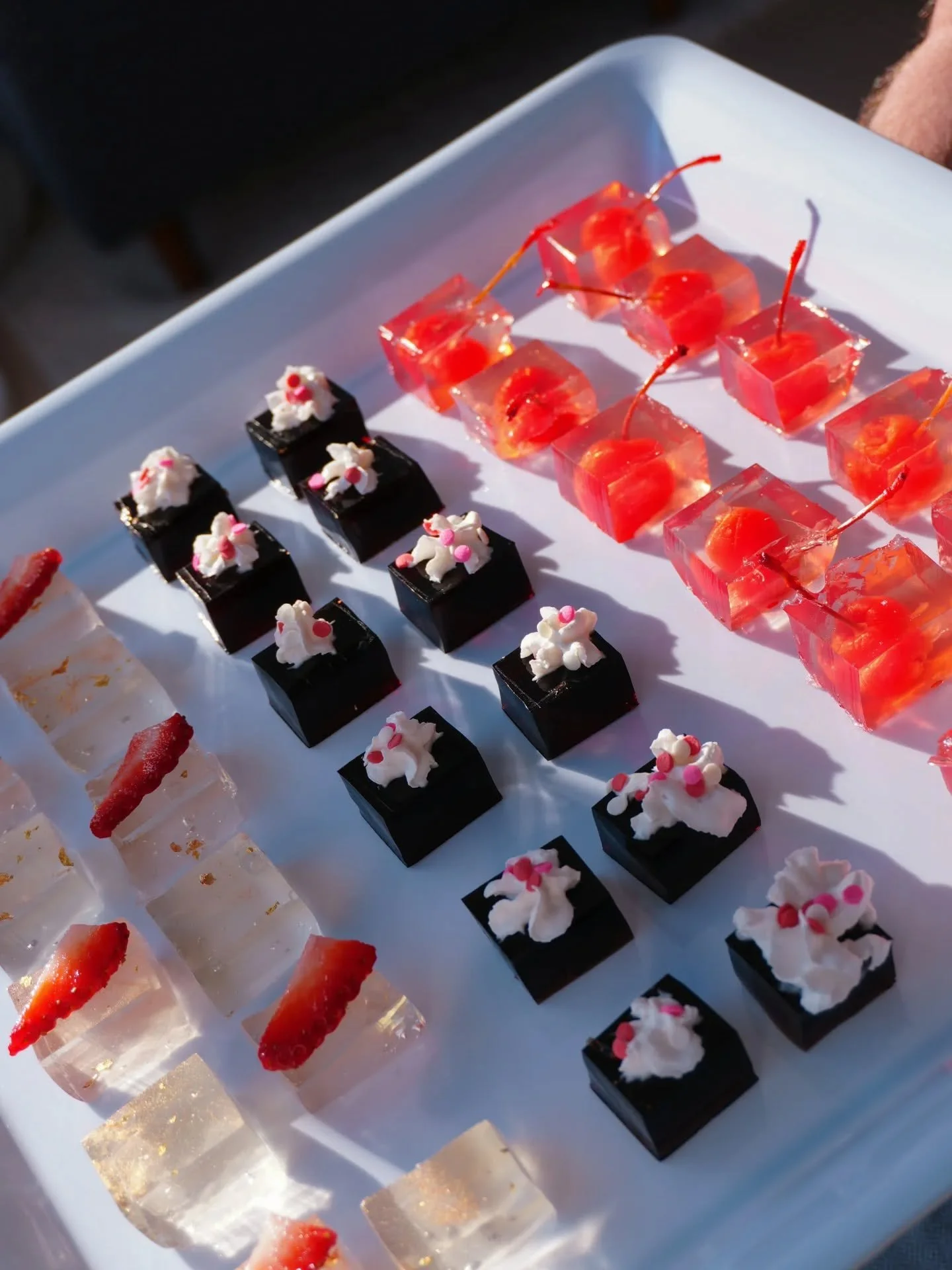 Tipsy Jellies pour adoucir ce lundi temp&ecirc;te 🍓✨

Champagne &amp; Fraise 🥂
Espresso Martini ☕
Ros&eacute; &amp; Cerise 🍒

Pssst&hellip; je prends aussi des petites commandes sp&eacute;ciales 👀
DM moi ou passe par sarahapero.com 💌

#tipsyjell