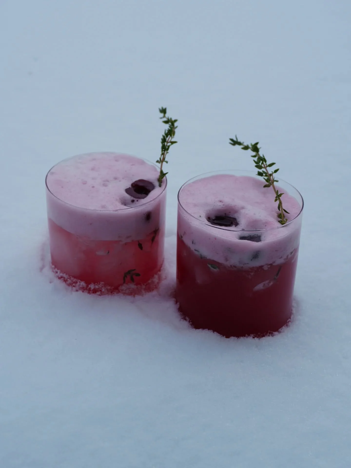 Gin fizz cerise &amp; thym 🍒🌿

🩷 Je suis dans ma passe drink ros&eacute; : frais, pas trop sucr&eacute;.
F&eacute;vrier s&rsquo;en vient, je me sens girly 💅🏼et ce drink match parfaitement mon mood.

Recette sur sarahapero.com 🍸🎀