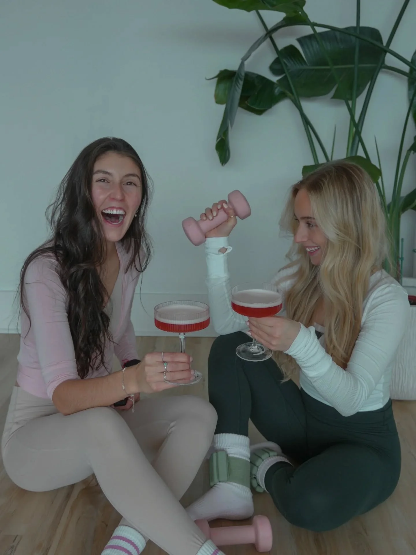 Pilates + Yoga + Ap&eacute;ro = th&eacute;rapie de f&eacute;vrier 💘

Parce que bouger, c&rsquo;est encore mieux quand on le fait avec quelqu&rsquo;un avec qui on rit pour vrai.

Avec Jade, on voulait cr&eacute;er un moment pour c&eacute;l&eacute;bre