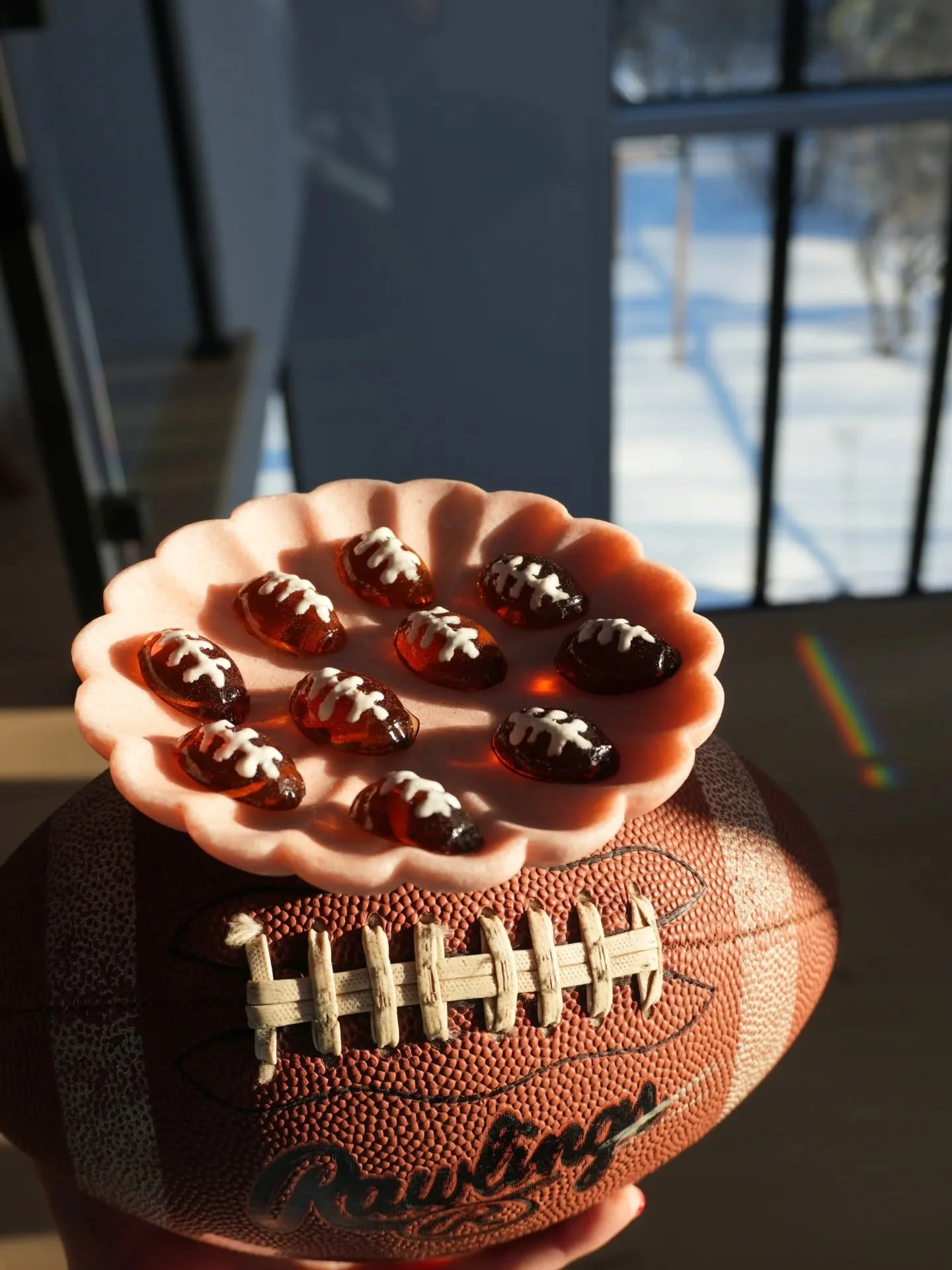 Tipsy Jellies 🍮 &eacute;dition Super Bowl 🏈😏

Saveur Rhum &amp; Coke, twist&eacute;e avec le rhum &eacute;pic&eacute; @moonlightrhum
sucr&eacute;, boozy et dangereux 🔥

Je vous souhaite un excellent week-end, les chums, et bon show dimanche 🏈🎤✨