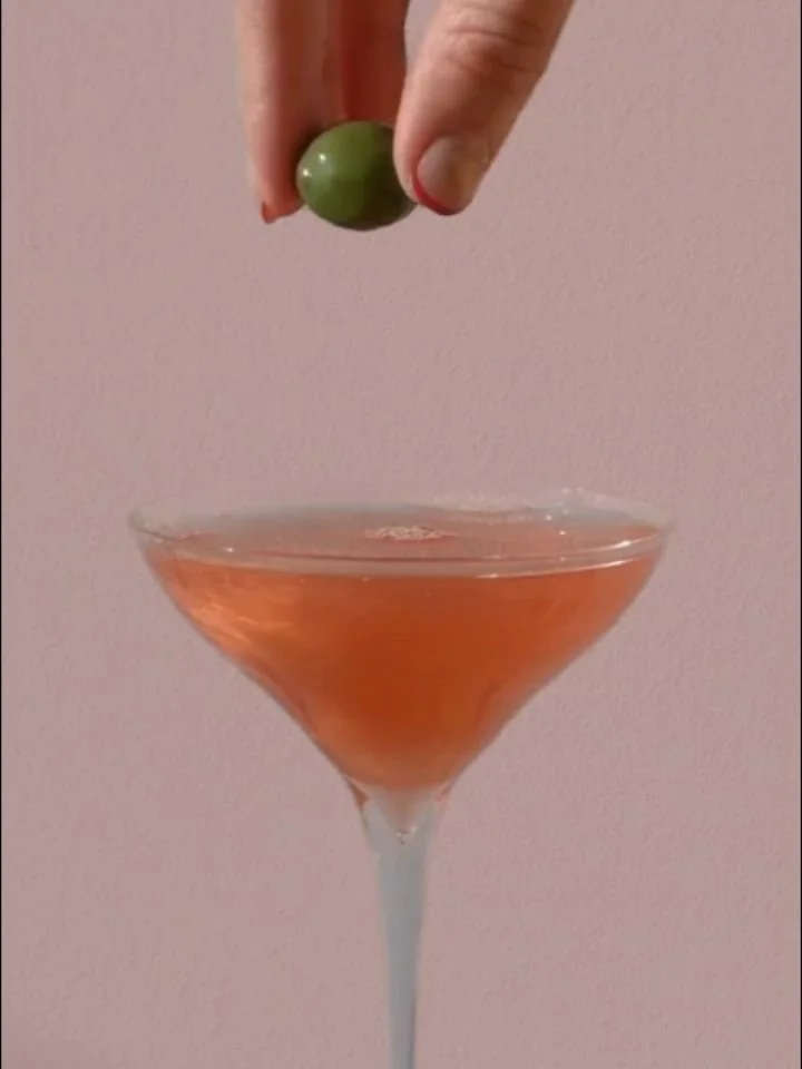 🍸🫒 Extra extra extra extra dirty martini 🩷

Version F&eacute;vrier avec des glitters roses comestibles ✨
🦄
Bon vendredi 🎀