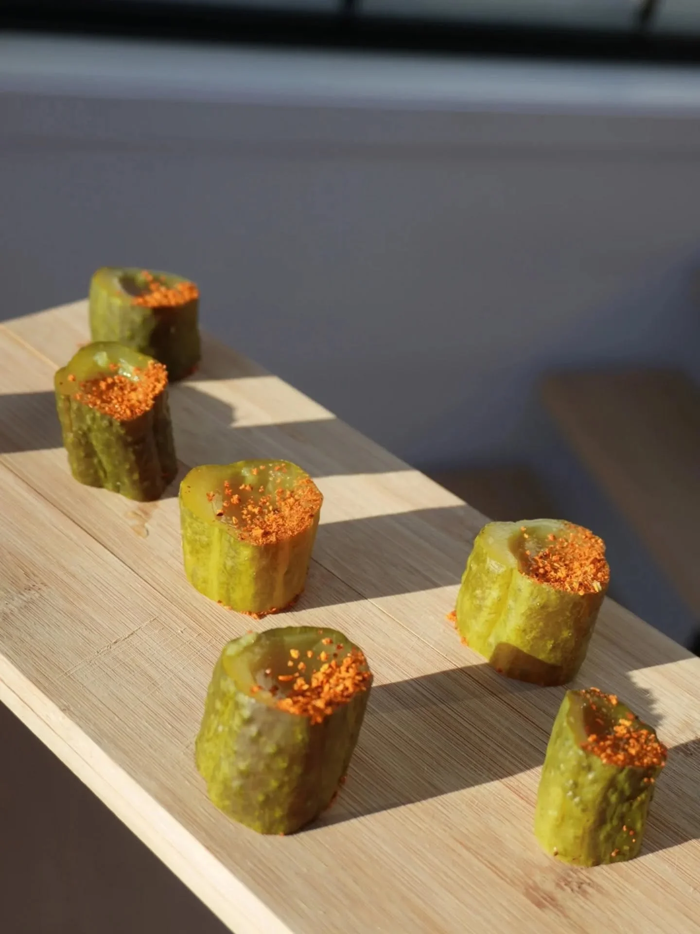 Tipsy Jellies 🥒🌶️ au cornichon dans un cornichon!

Vous avez &eacute;t&eacute; plusieurs &agrave; me demander de tester cette version, c'est une r&eacute;ussite! Voici les Corni Tipsy Jellies 🔥

On reste quelle version la prochaine fois? 😏