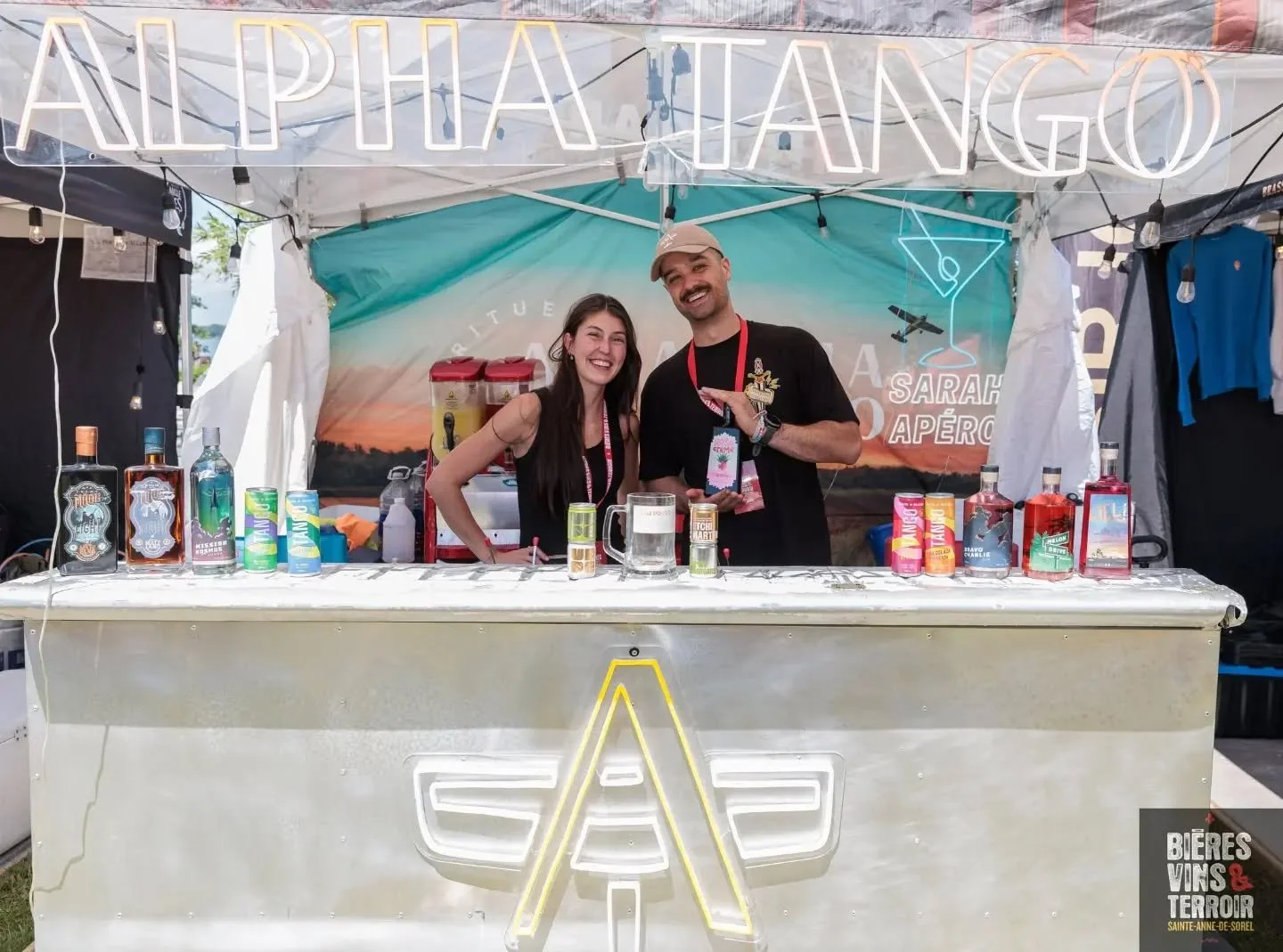 Recap en photos du premier festival de l'&eacute;t&eacute; sous le Hangar d'@alphatango.ca 🎪🍉

On se souhaite encore plus d'assoiff&eacute;s et de belles rencontres pour le reste de la saison! Venez nous voir &agrave; Laval du 10 au 12 juillet proc