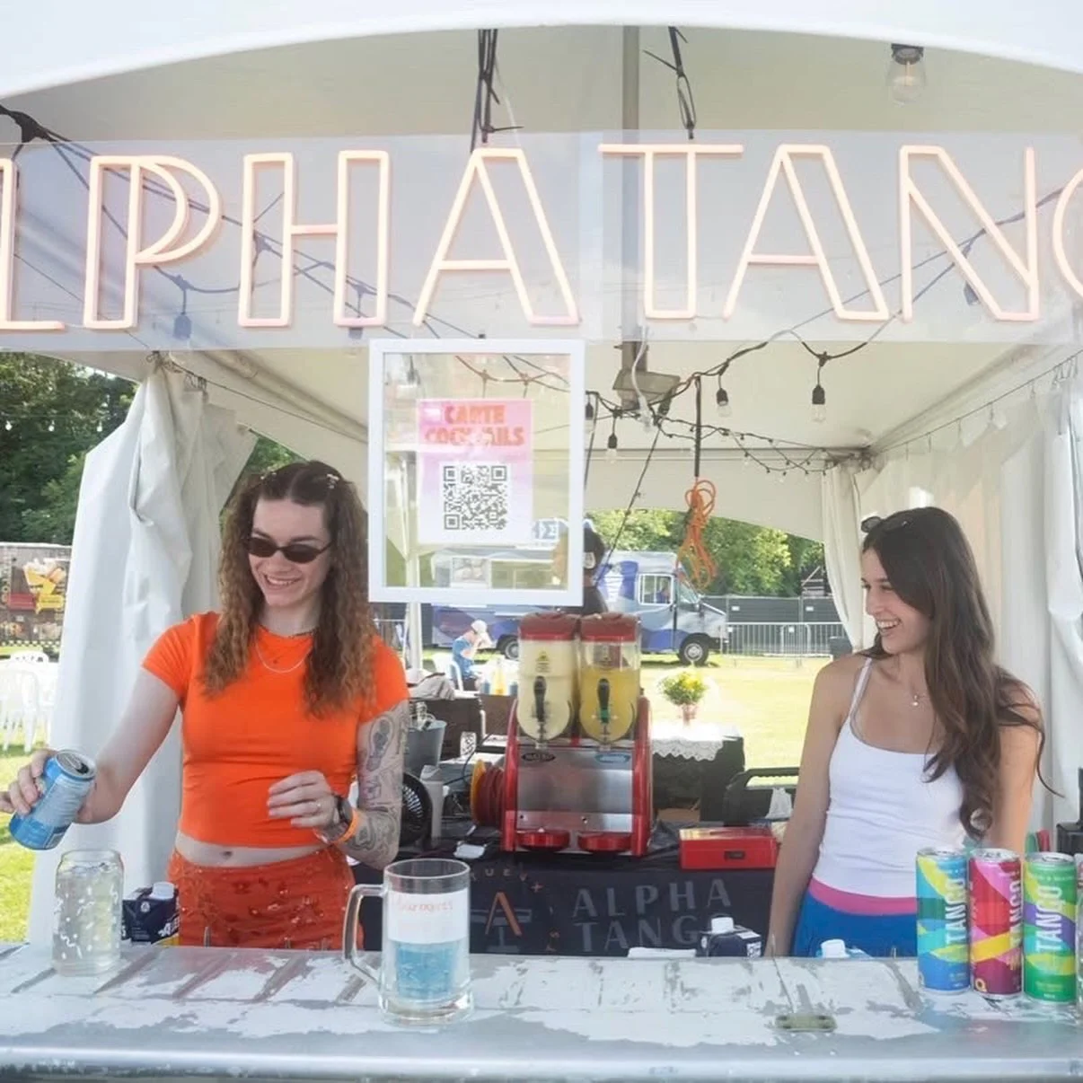 Coucouu! &Agrave; notre tour de se pr&eacute;senter!
Je m&rsquo;appelle Jane et je travaille avec Sarah (Sarah Ap&eacute;ro qui est maintenant Moments Ap&eacute;ro) depuis presque 2 ans! J&rsquo;ai 24 ans et j&rsquo;ai toujours plusieurs jobs en m&ec