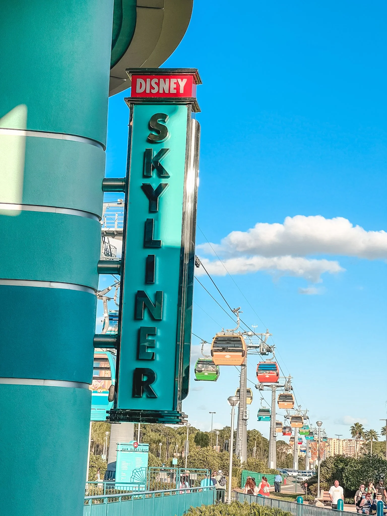 a sign that reads skyline