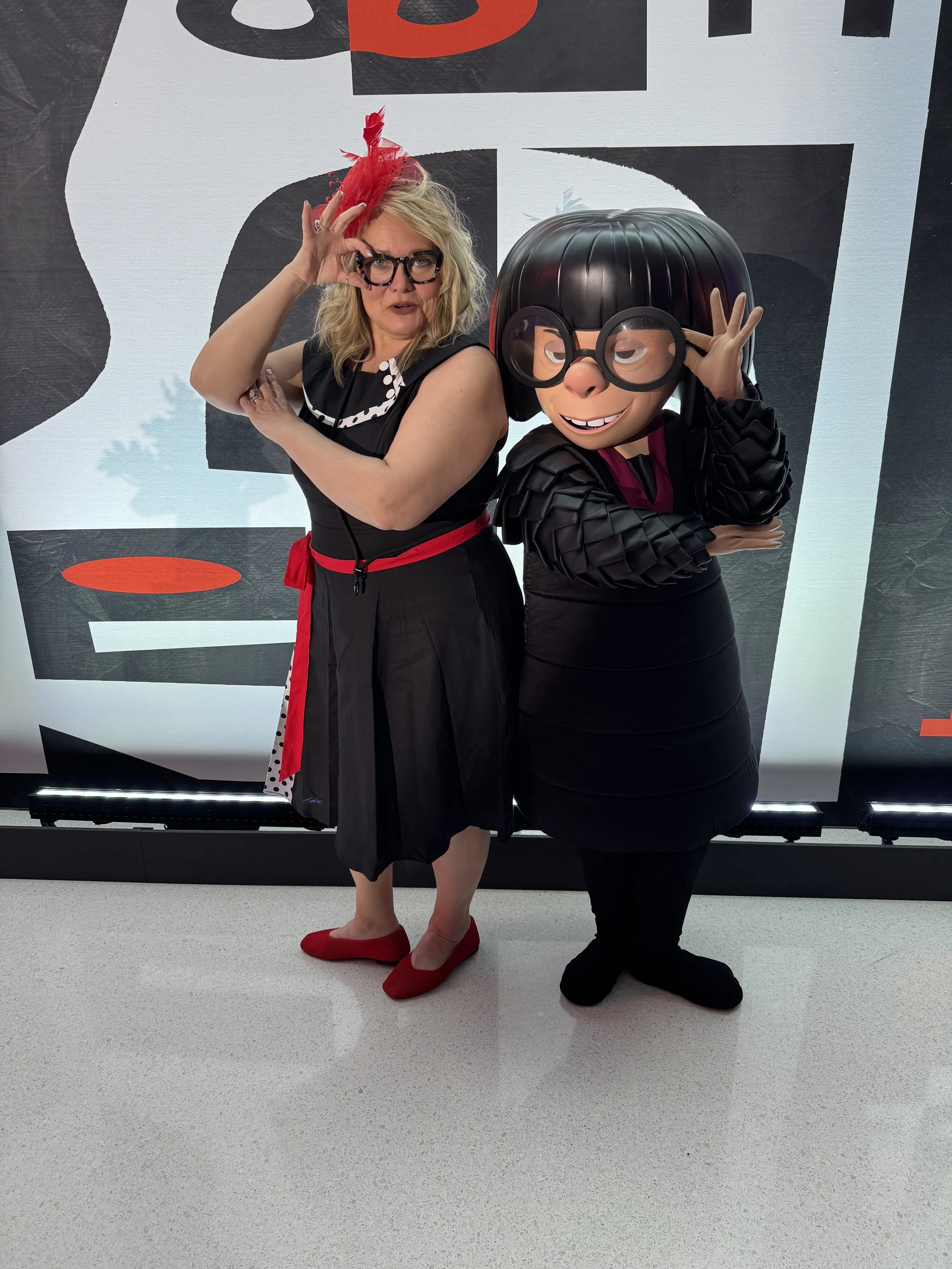 woman (amy blades) posing with edna mode from the incredibles