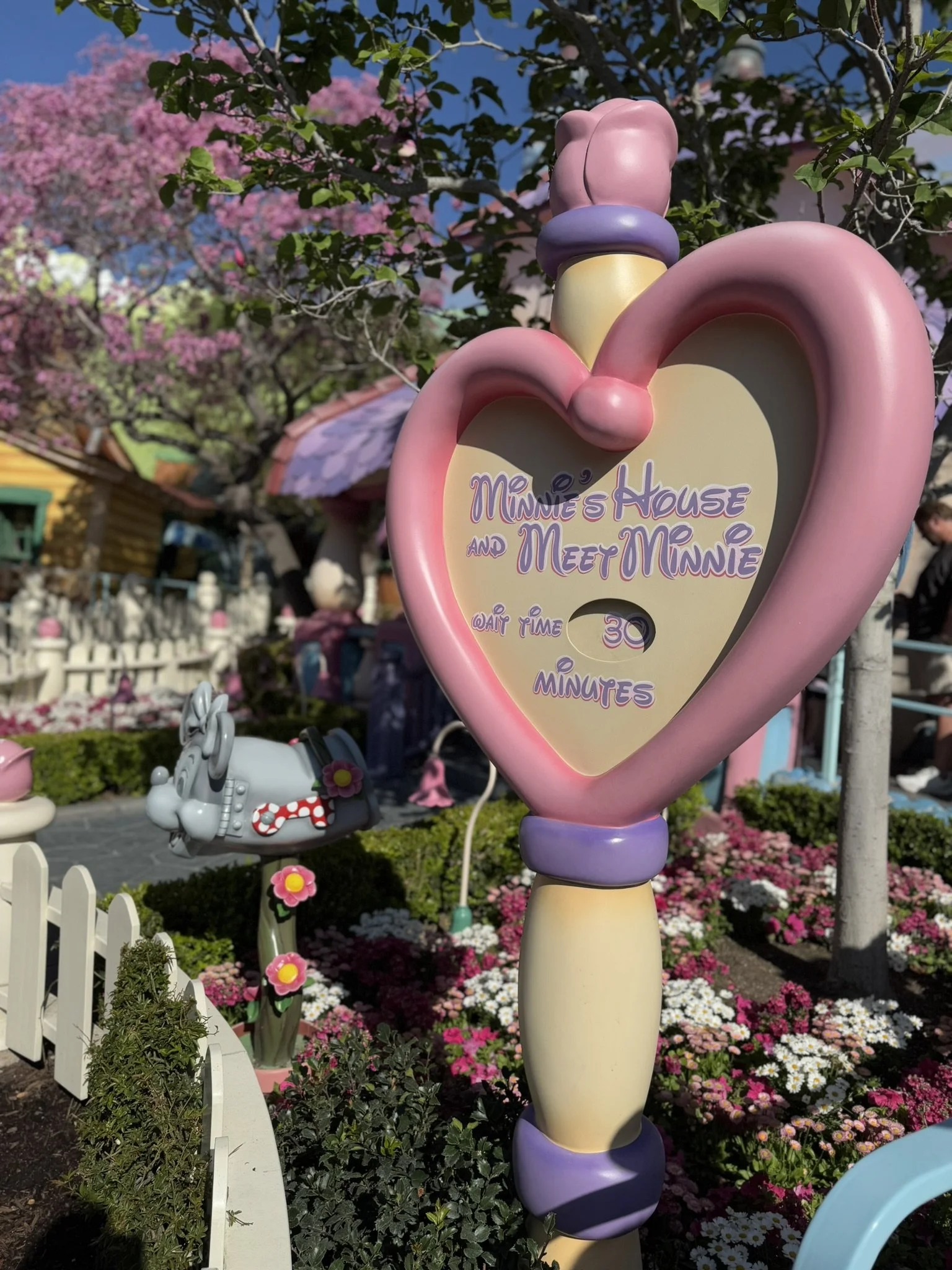 minnie's house and meet minnie heart shaped meet & greet sign