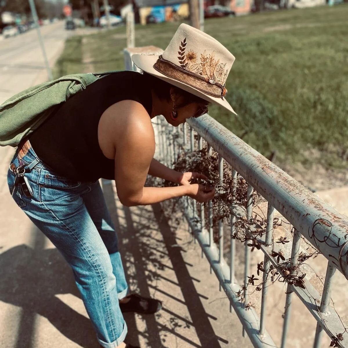 Foraging in my newly refurbished hat by the magnificent @remnanthats ! Gracias @jomau.art!!! 

Grandpa's hats have an all new life and I'm beyond thrilled with the results.

📸: @mconner512