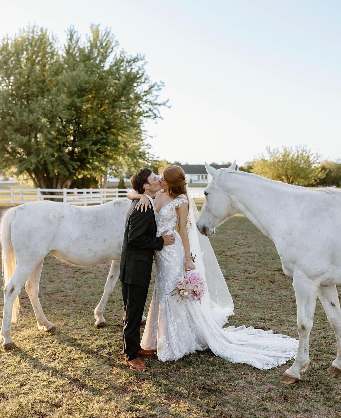 I don't think you understand... we're OBSESSED 😍 
⠀⠀⠀⠀⠀⠀⠀⠀⠀
Our stunning real bride @_emilyarnold looks nothing short of breathtaking + giving us all the Pinterest-worthy wedding inspiration 🙌
⠀⠀⠀⠀⠀⠀⠀⠀⠀
Venue @aspenranchok 
Planner @aislebewithyouw