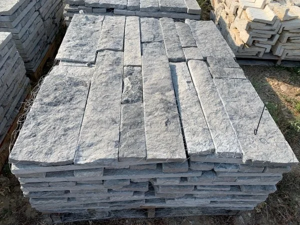 Gray
Natural Veneer Stone