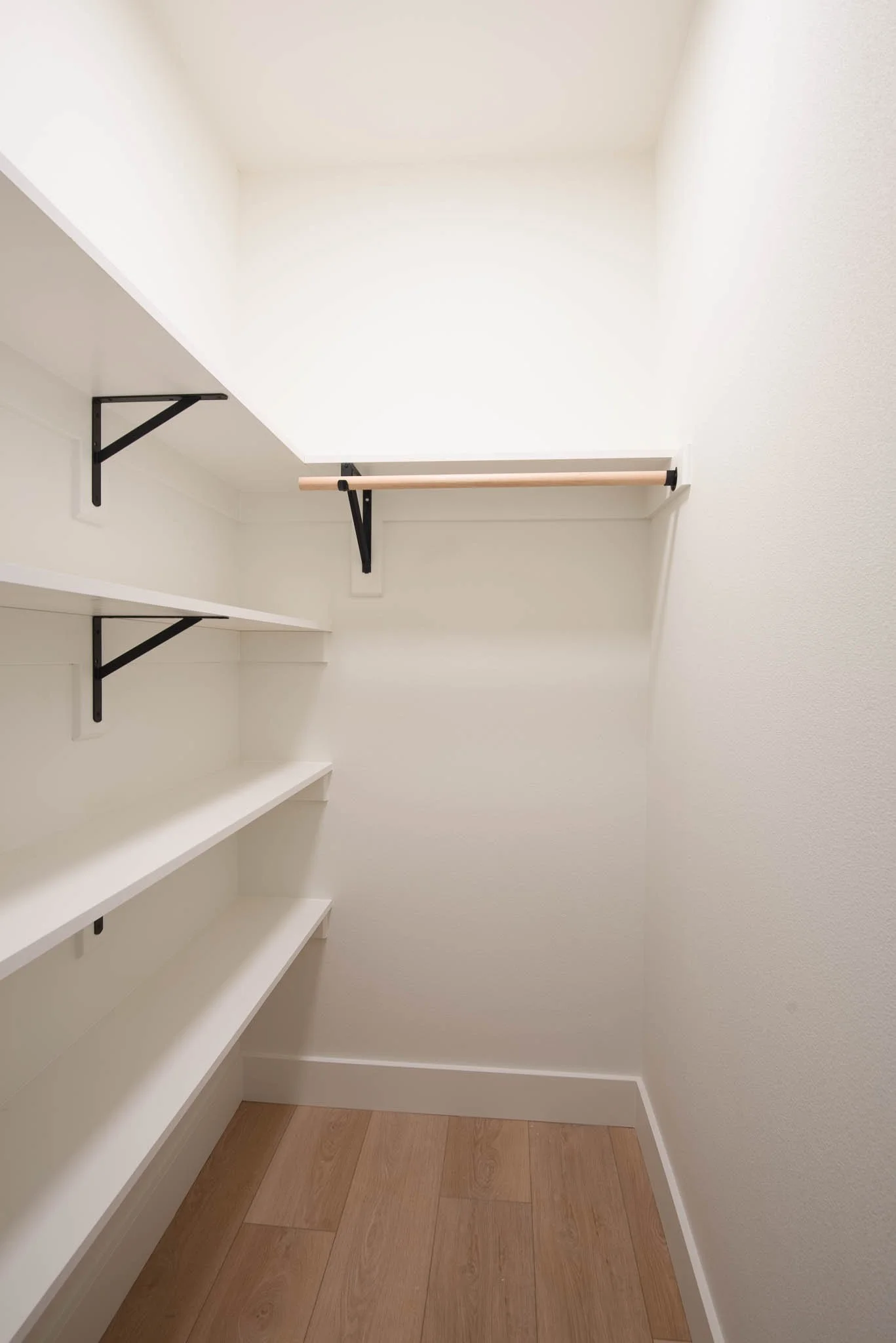 Homes for Sale_Ranchester_1407 Windsor Dr E_Cabin 16-10.jpg