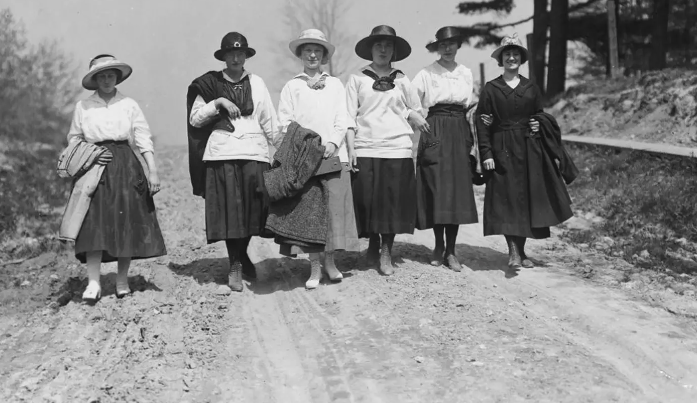 Women Walking 1913 - Eg & Bath.png