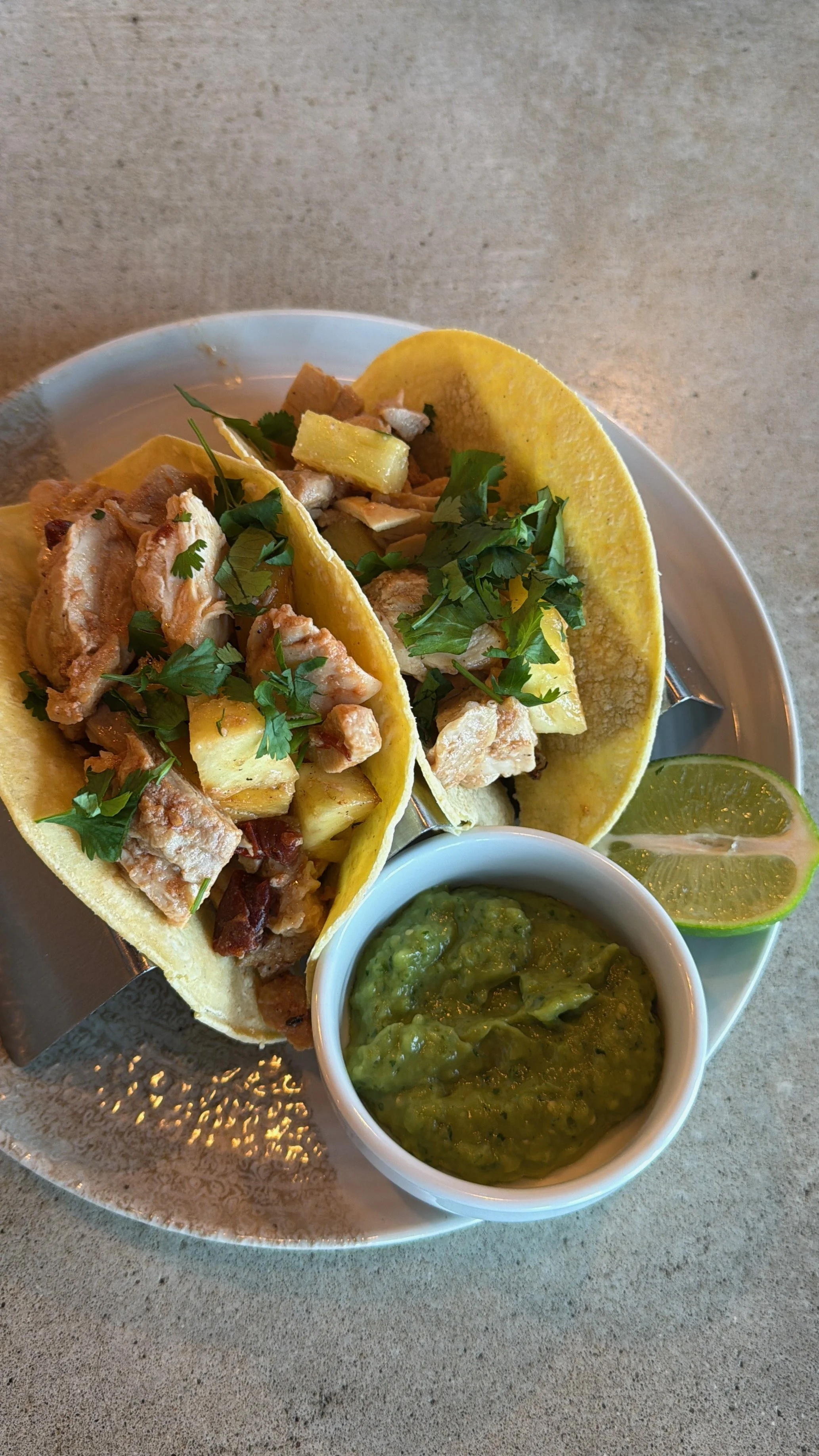 chicken tacos with green guacamole salsa