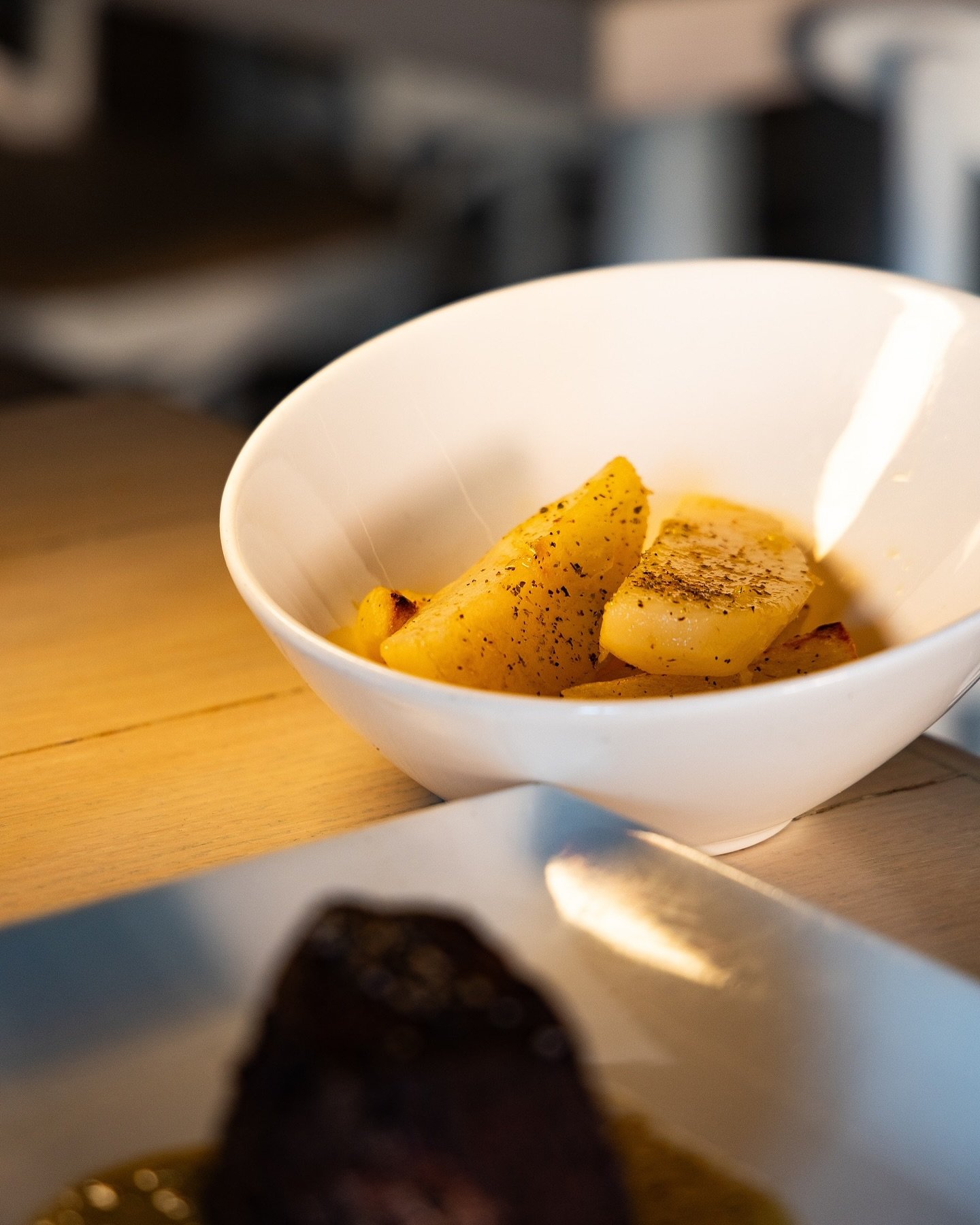Potatoes, but make them Greek. 🇬🇷 Our lemon potatoes are crispy, zesty, and honestly, perfect on their own or paired with your favorite dish. So tell us, what are you pairing these with? 

#NOEMA&nbsp;#Huntington&nbsp;#LongIsland