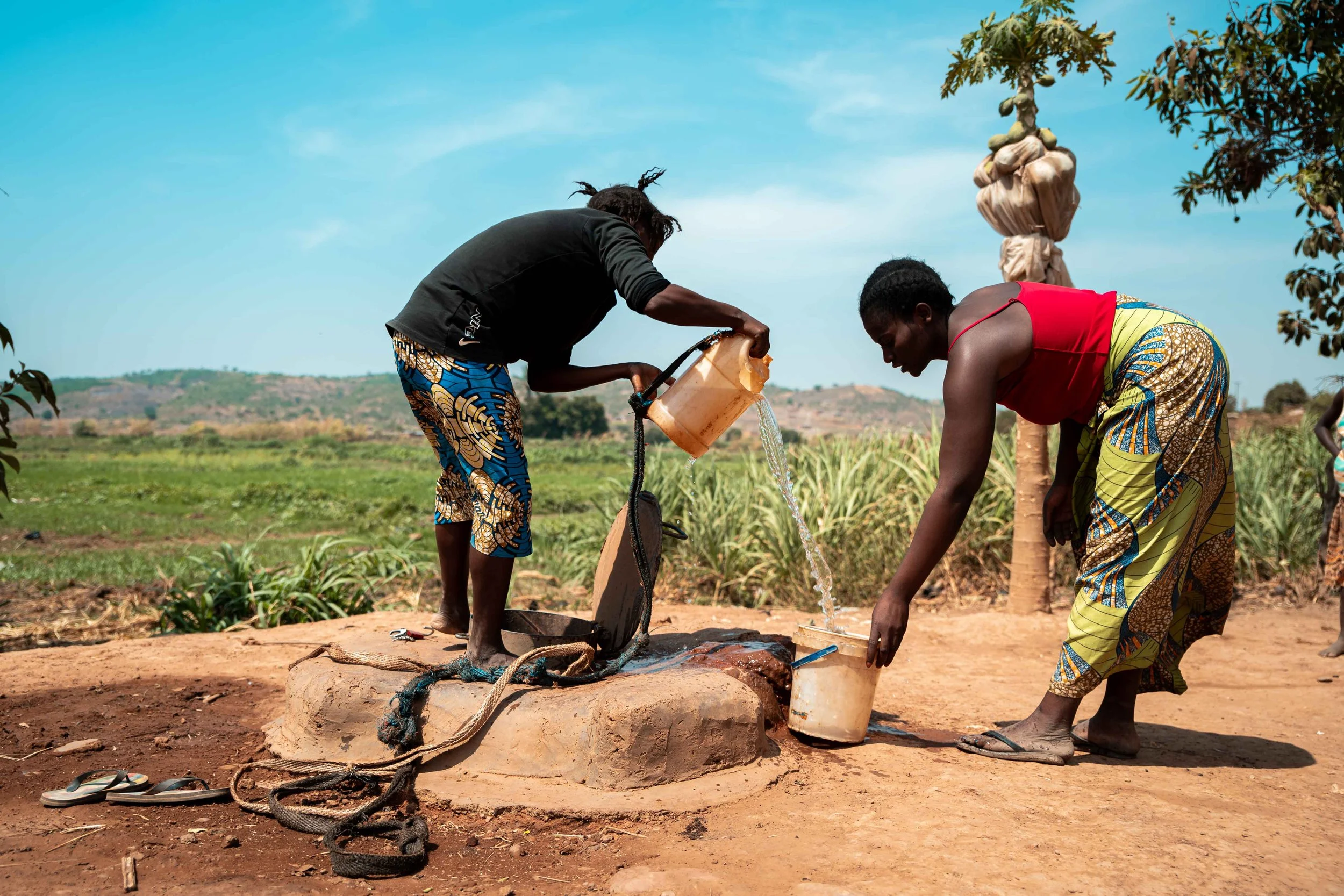 Residents of Manomapia draw water from a well they built years ago, which once provided drinking water. Since the release of toxic substances, the water has become unsafe for consumption, forcing them to walk several kilometers to access clean water.