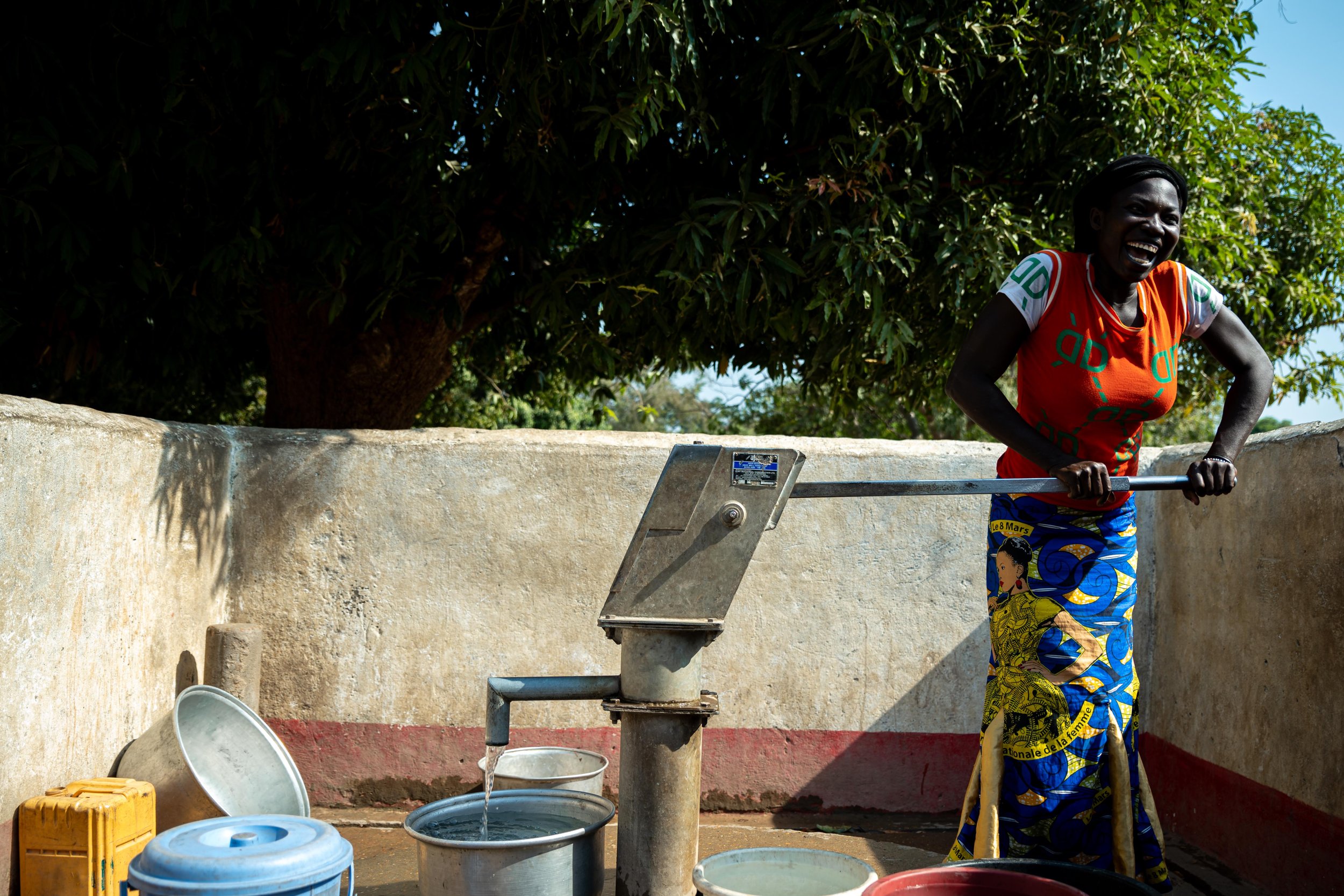 Une femme en train de puiser de l’eau à un puits construit et entretenu par Solidarités International à Markounda, République centrafricaine, décembre 2025