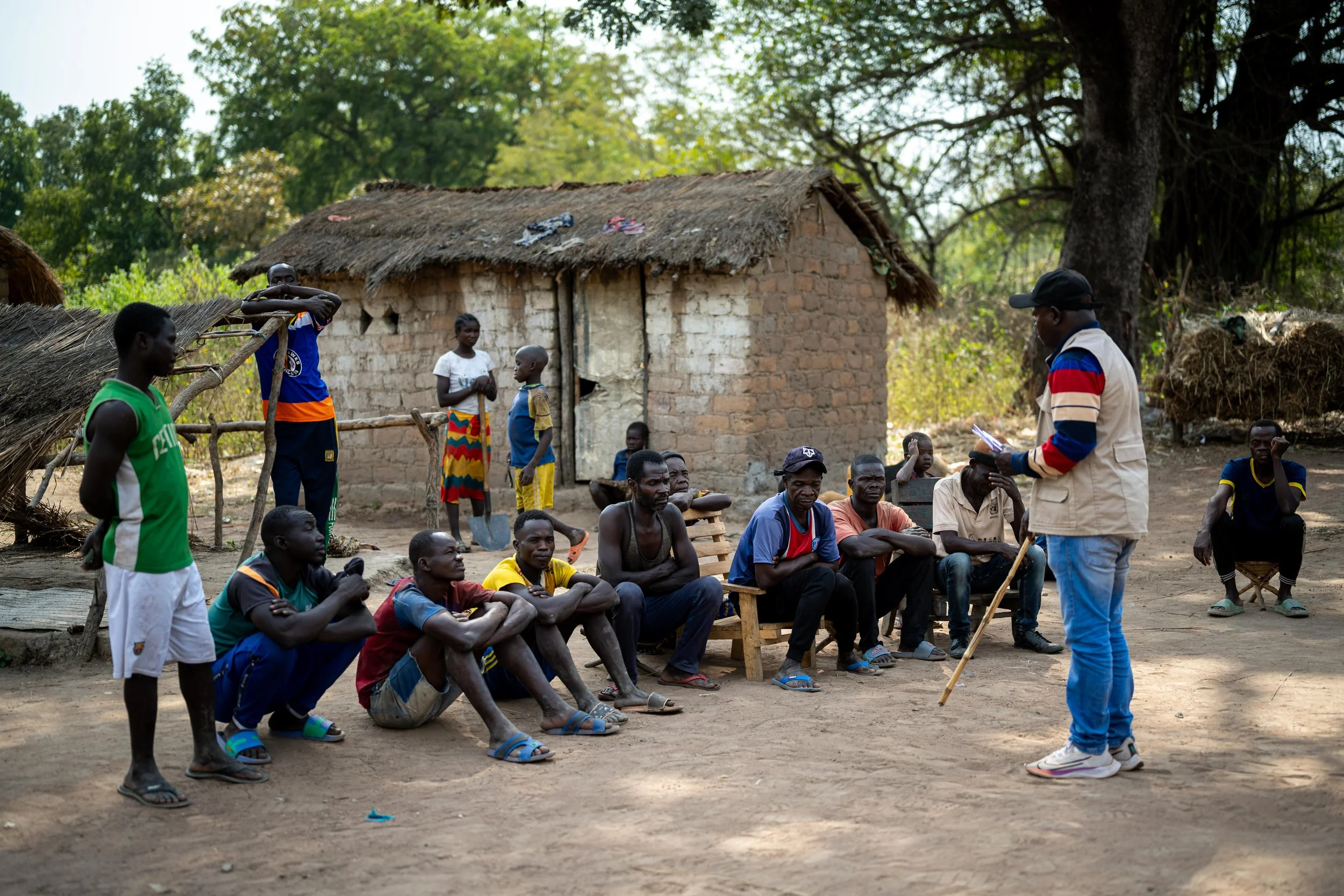 Activité de distribution de semences maraîchères et formation de la communauté sur le bon usage des semences menée par Solidarités International à Markounda, République centrafricaine, décembre 2025.