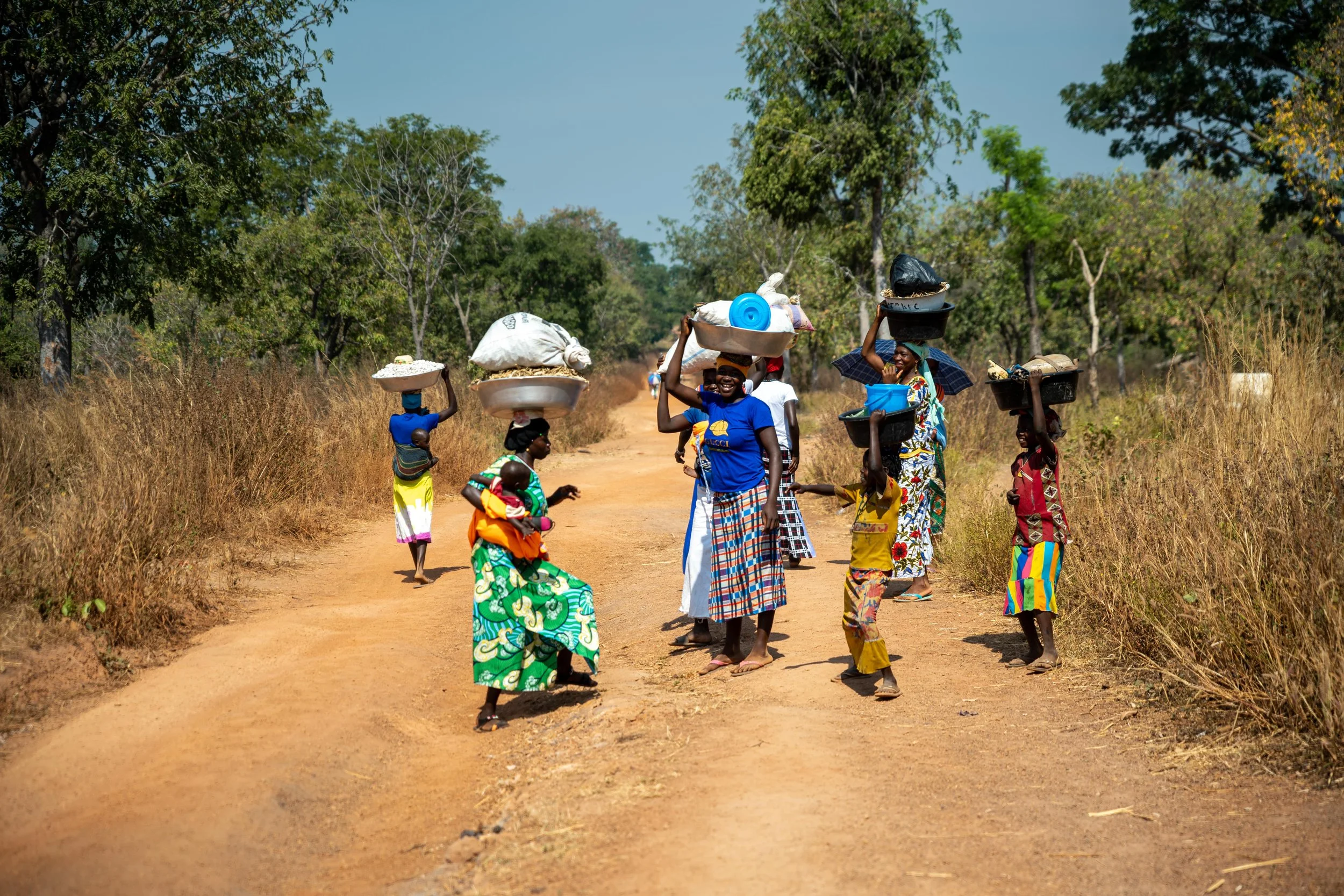 Un groupe des femmes en train de se rendre au marché à Markounda,République centrafricaine, décembre 2025.