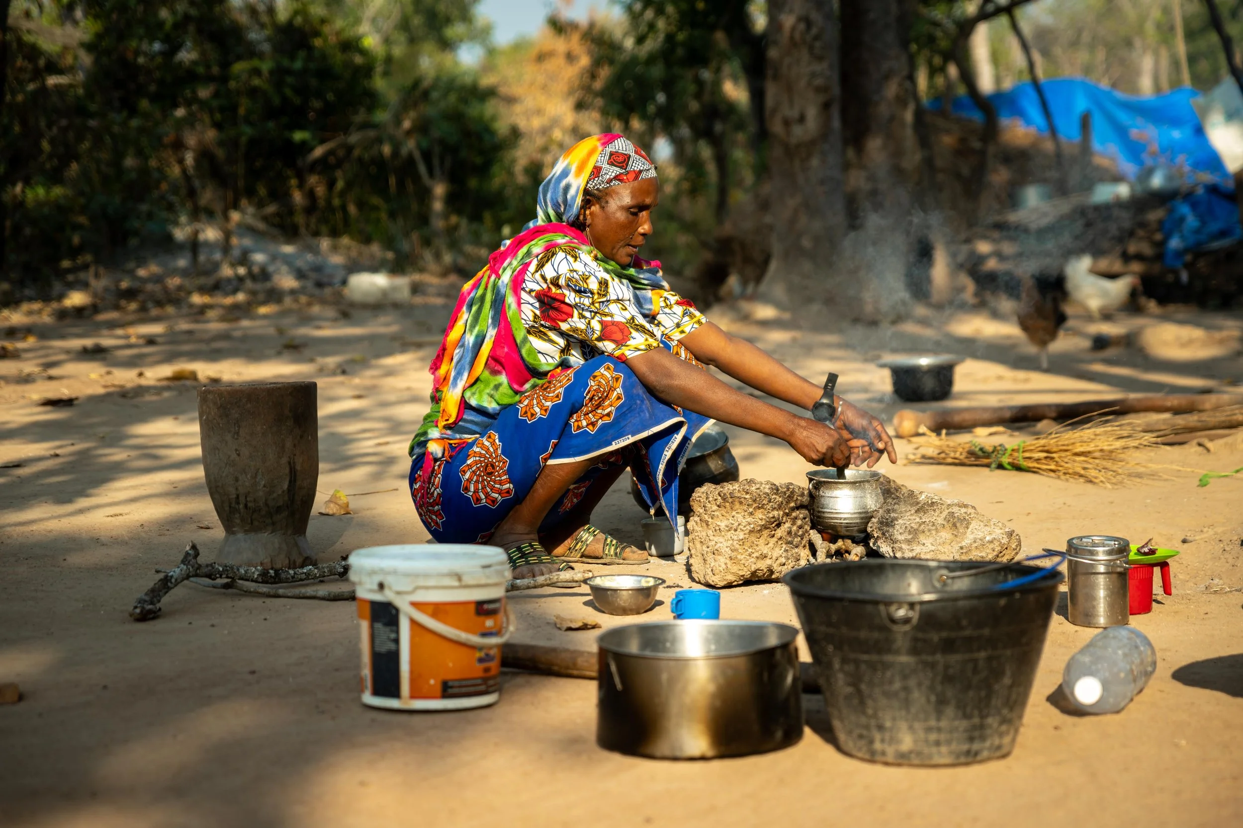 Adamu en train de préparer son repas à Markounda, République centrafricaine, décembre 2025.