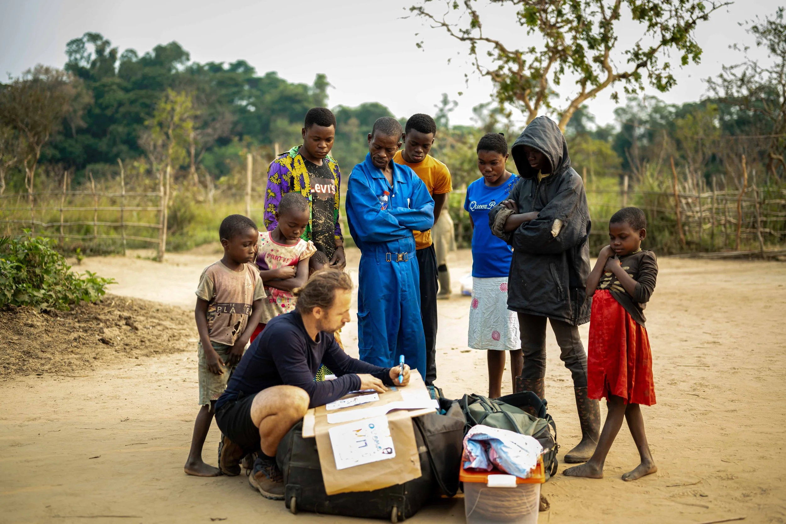 Jonathan Bénéteau, 41, prepares a restitution poster with the community after his tourist experience, during a visit organized by DROPS in partnership with the Mbou Mon Tour NGO, Mai-Ndombe, Democratic Republic of Congo, August 2025.