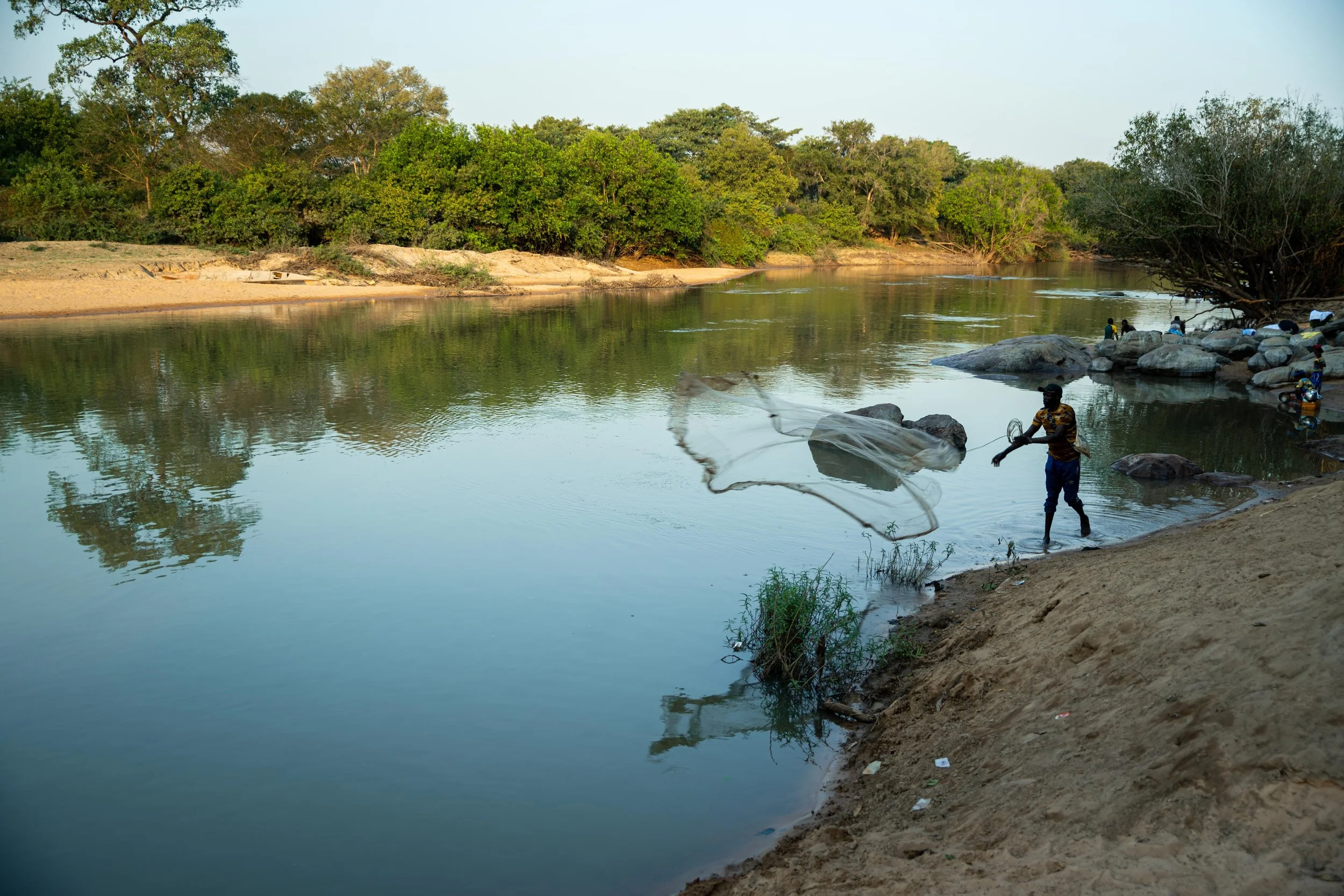 Scène de vie quotidienne sur la rivière Nana, qui marque la frontière entre la République centrafricaine et le Tchad, décembre 2025.