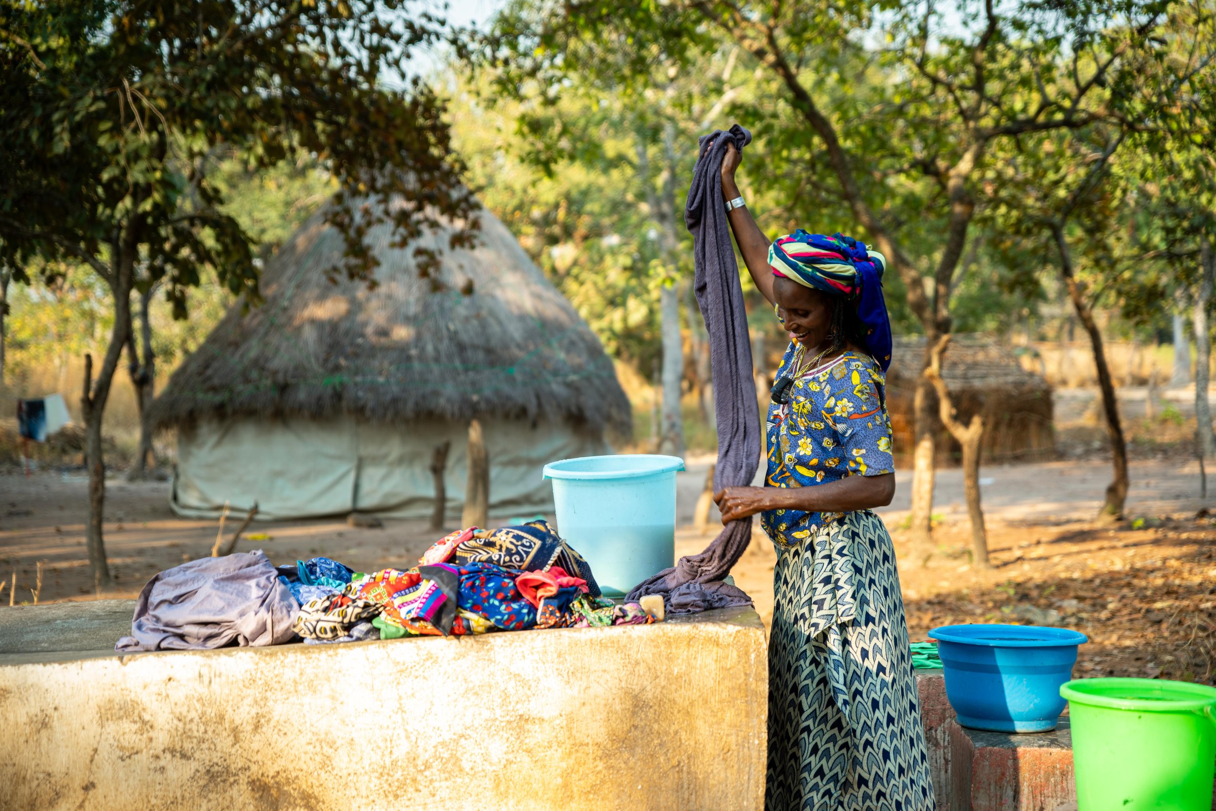 Isa en train de faire la lessive dans une aire de lavage construite par Solidarités International à Markounda, République centrafricaine, décembre 2025.