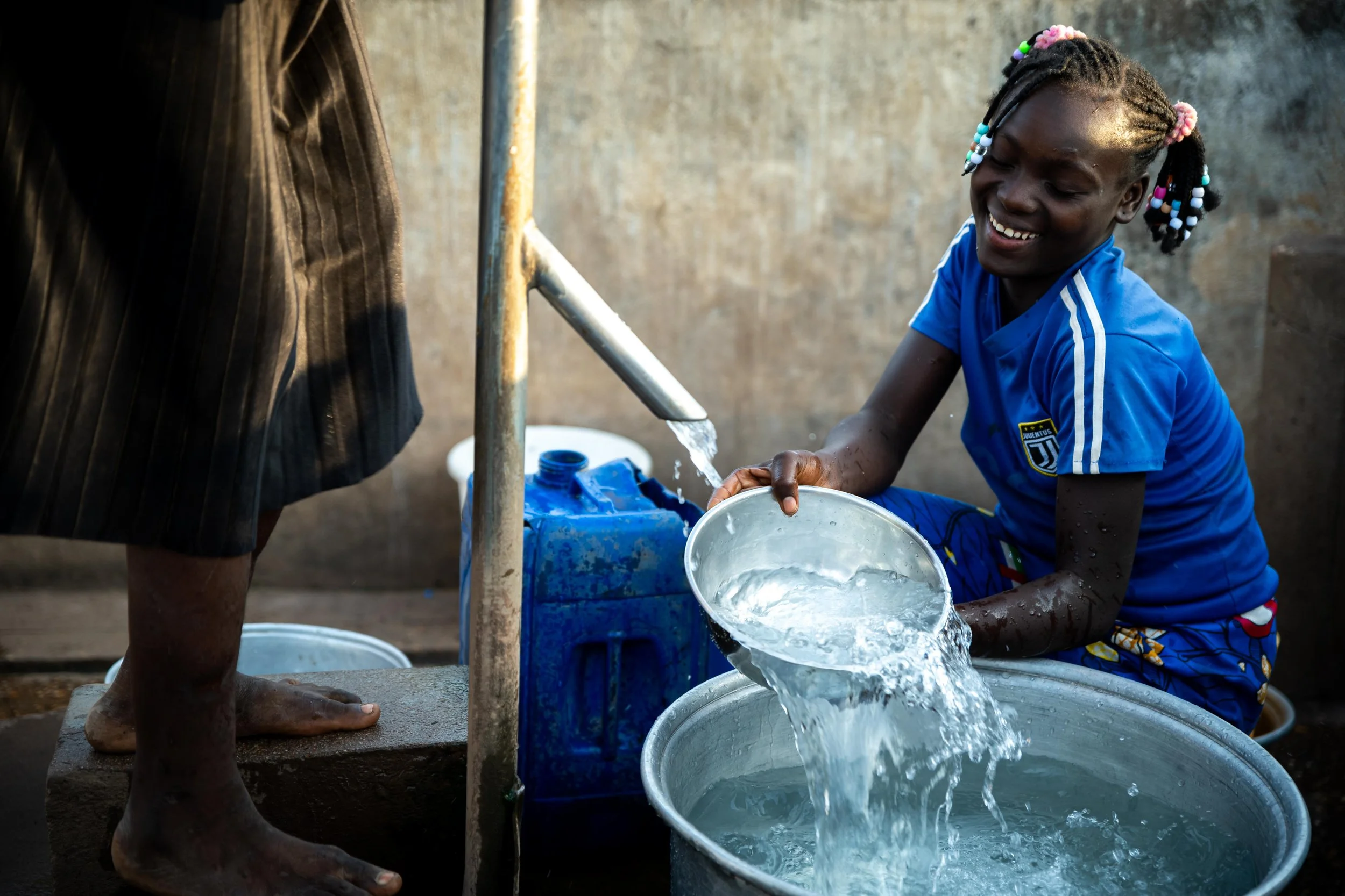 Portrait d’Olivia à un point d’eau construit par Solidarités International à Markounda, République centrafricaine, décembre 2025.