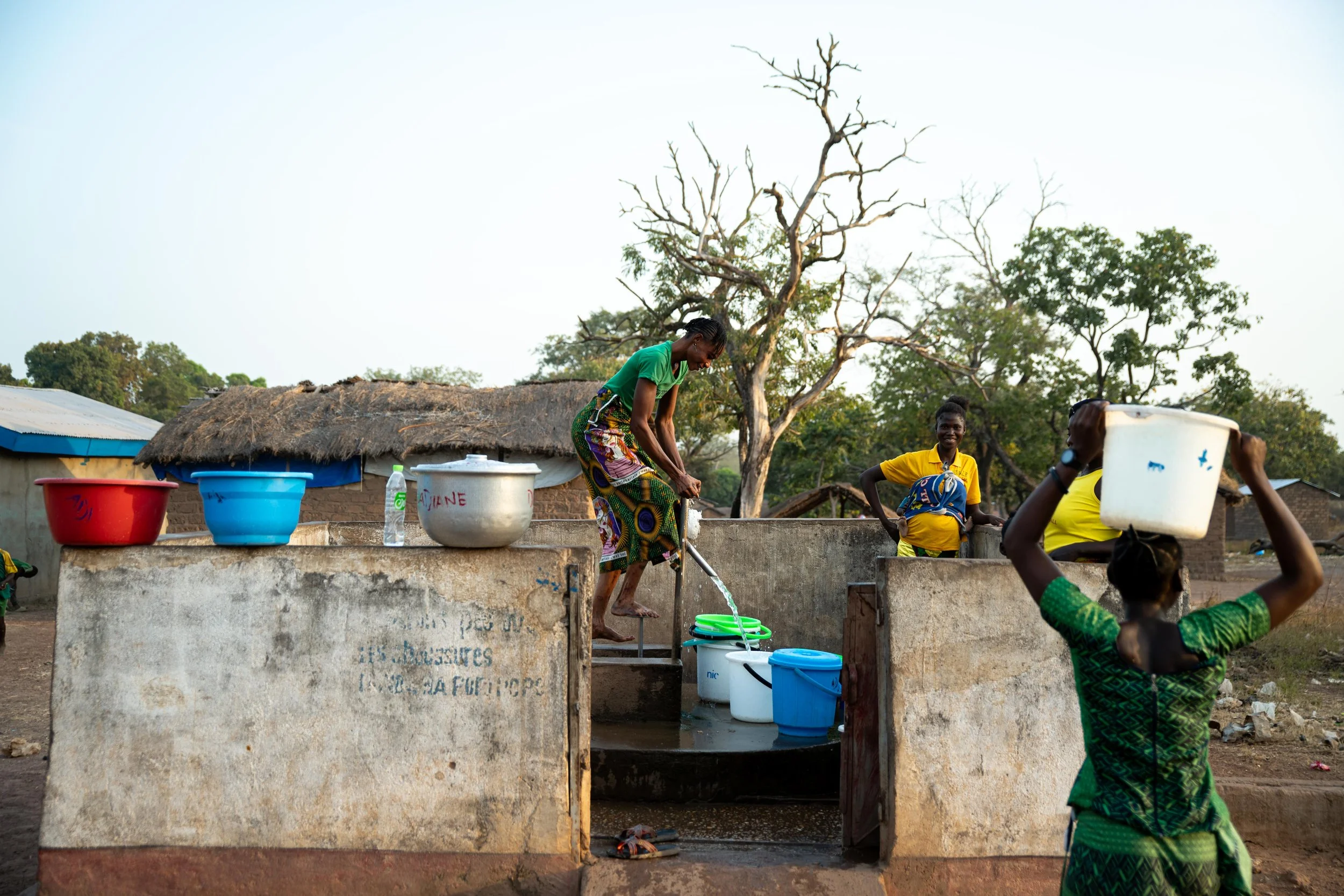 Groupe de femmes en train de puiser de l’eau à un puits construit et entretenu par Solidarités International à Markounda, République centrafricaine, décembre 2025.