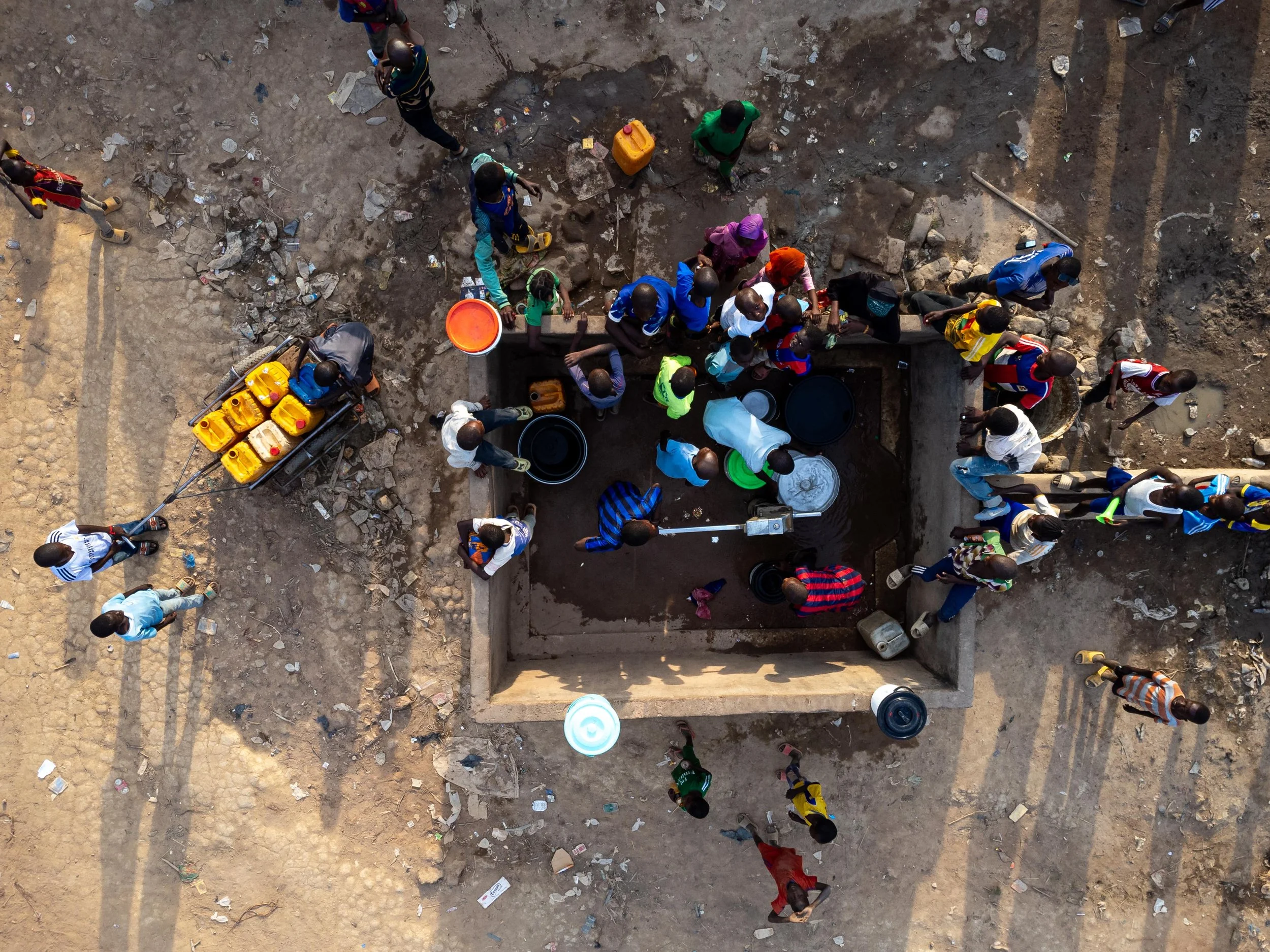 Groupe des jeunes en train de puiser de l’eau à un puits construit et entretenu par Solidarités International à Markounda, République centrafricaine, décembre 2025.