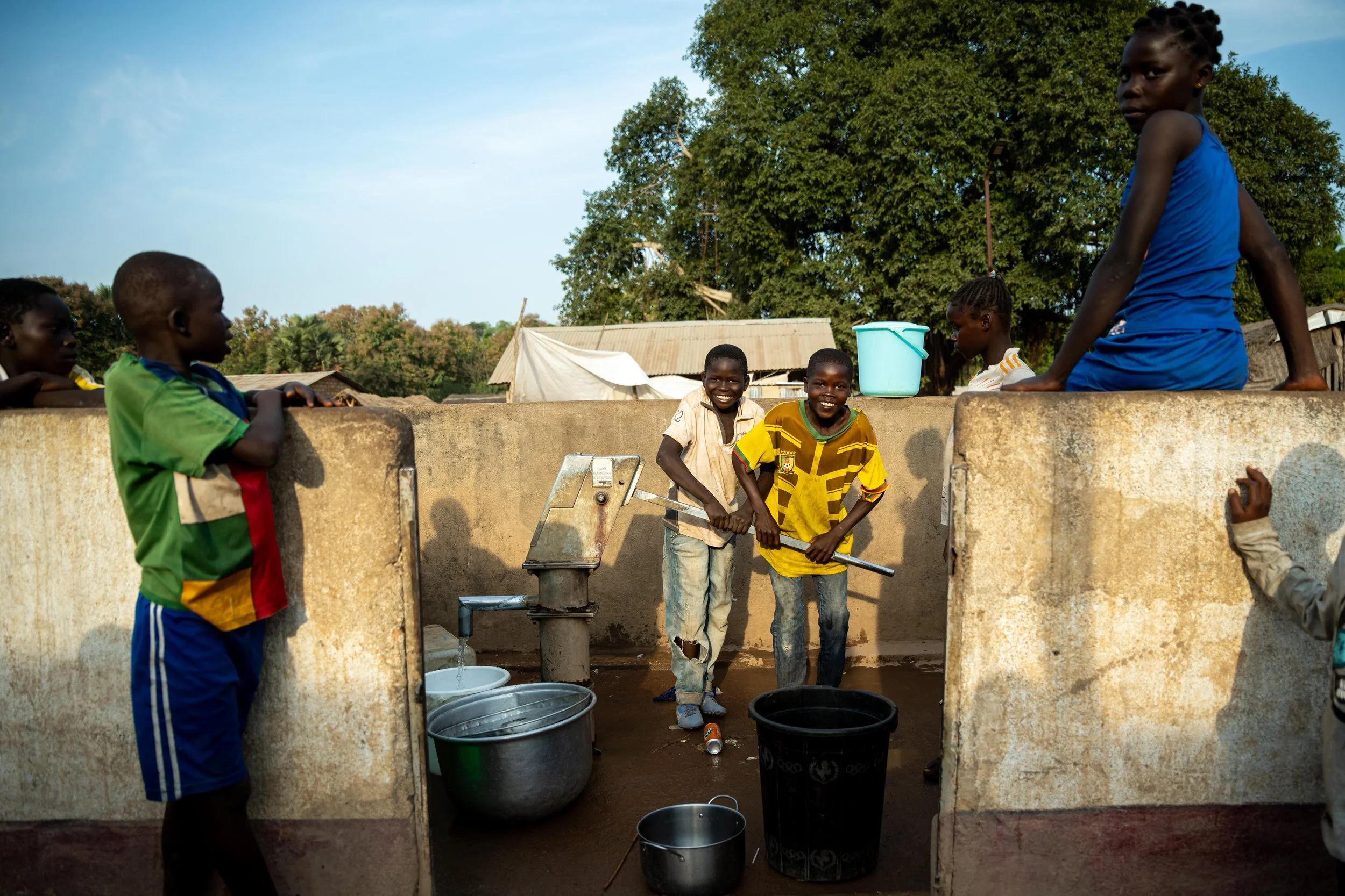 Groupe des jeunes en train de puiser de l’eau à un puits construit et entretenu par Solidarités International à Markounda, République centrafricaine, décembre 2025.