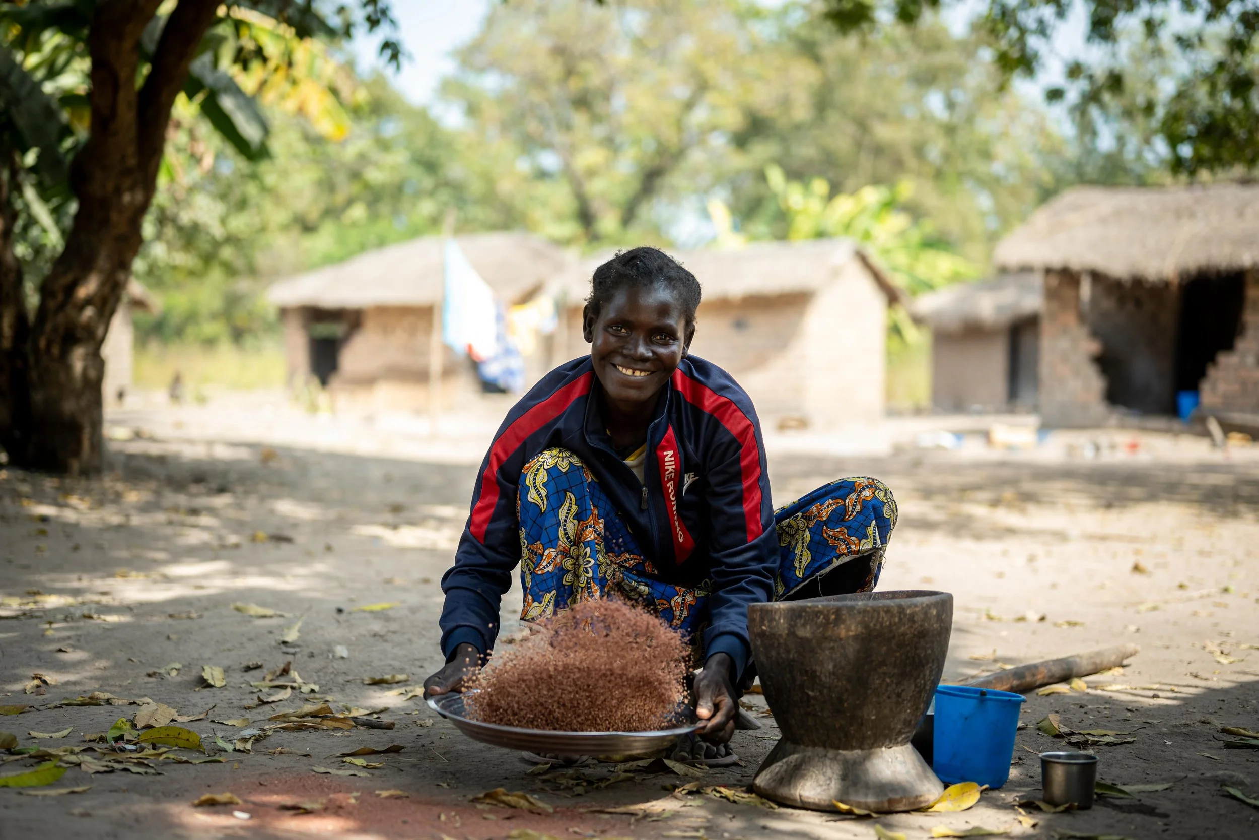 Gisèle en train de nettoyer et de trier le sorgho issu de sa récente récolte à Markounda, République centrafricaine, décembre 2025.