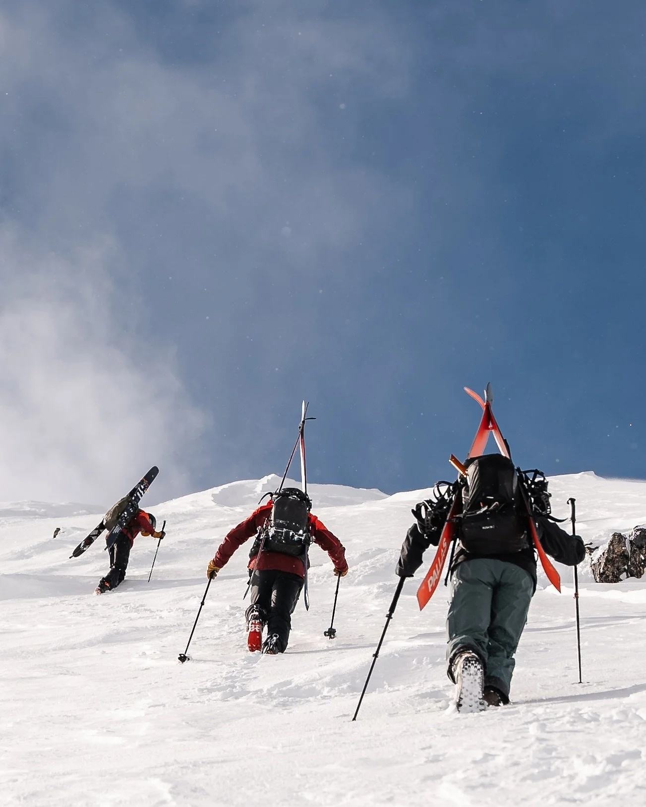 A year ago, I climbed again the first peak I had ever summited when I moved to the Yukon eigh years earlier. It was my first ski tour with @skifelix , @nono.bstn first time on top of this mountain, and @chef_fannylehouiller first trip to the Yukon. S