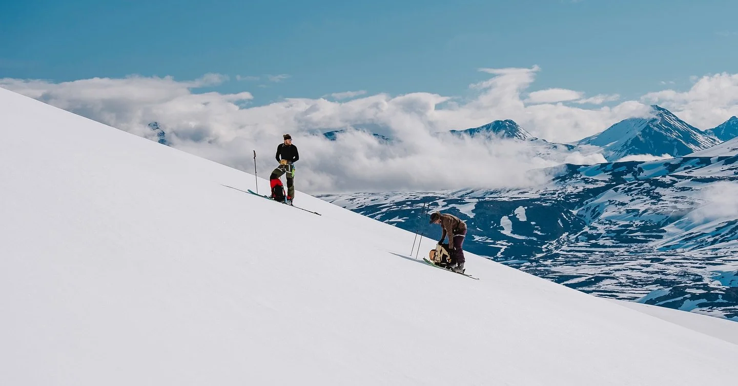@partisskier part &agrave; la d&eacute;couverte du Yukon !

&Eacute;pisode Yukon pt.1 avec @tomrinfret et @alexis.pageau 

📺 @unistv 

#partisskier #unistv #travelyukon #explorecanada
#yukonvibes #backcountryskiing #skiderandonn&eacute;e
#ski #adven